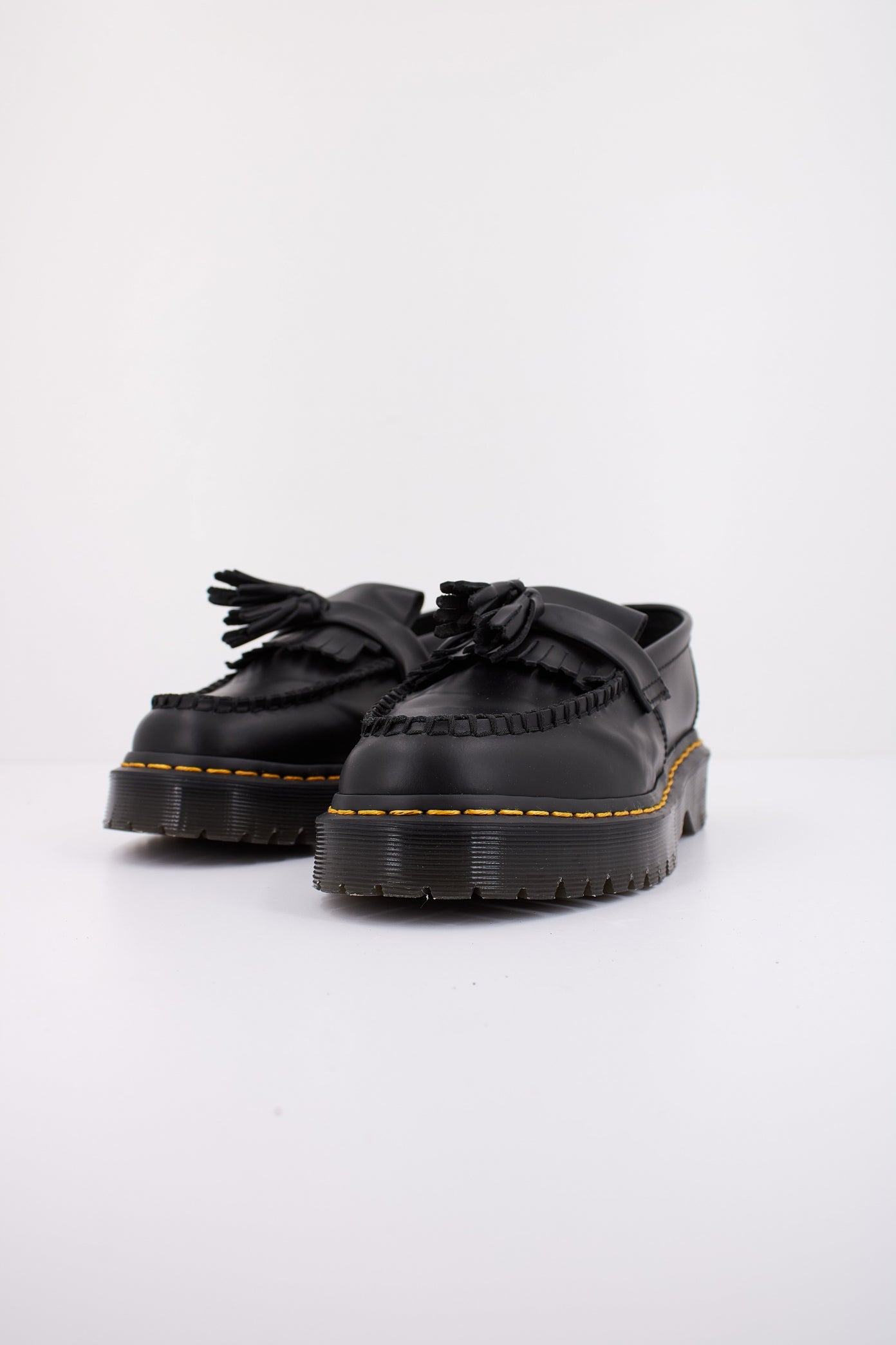 DR. MARTENS ADRIAN BEX BLACK SMOOTH en color NEGRO  (2)