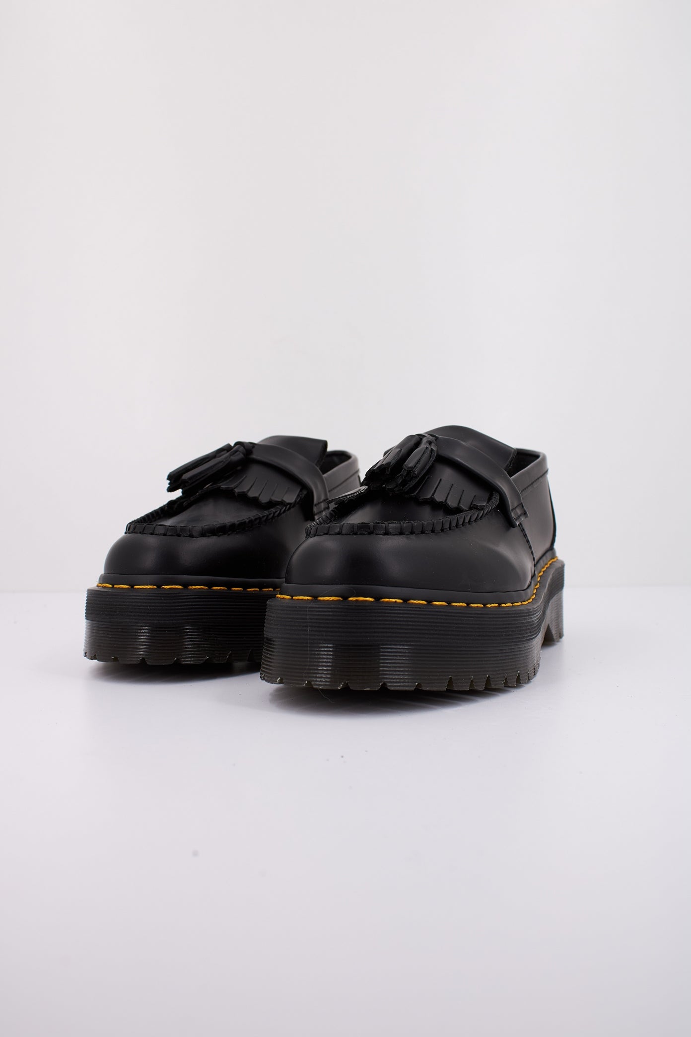 DR. MARTENS ADRIAN QUAD en color NEGRO  (2)