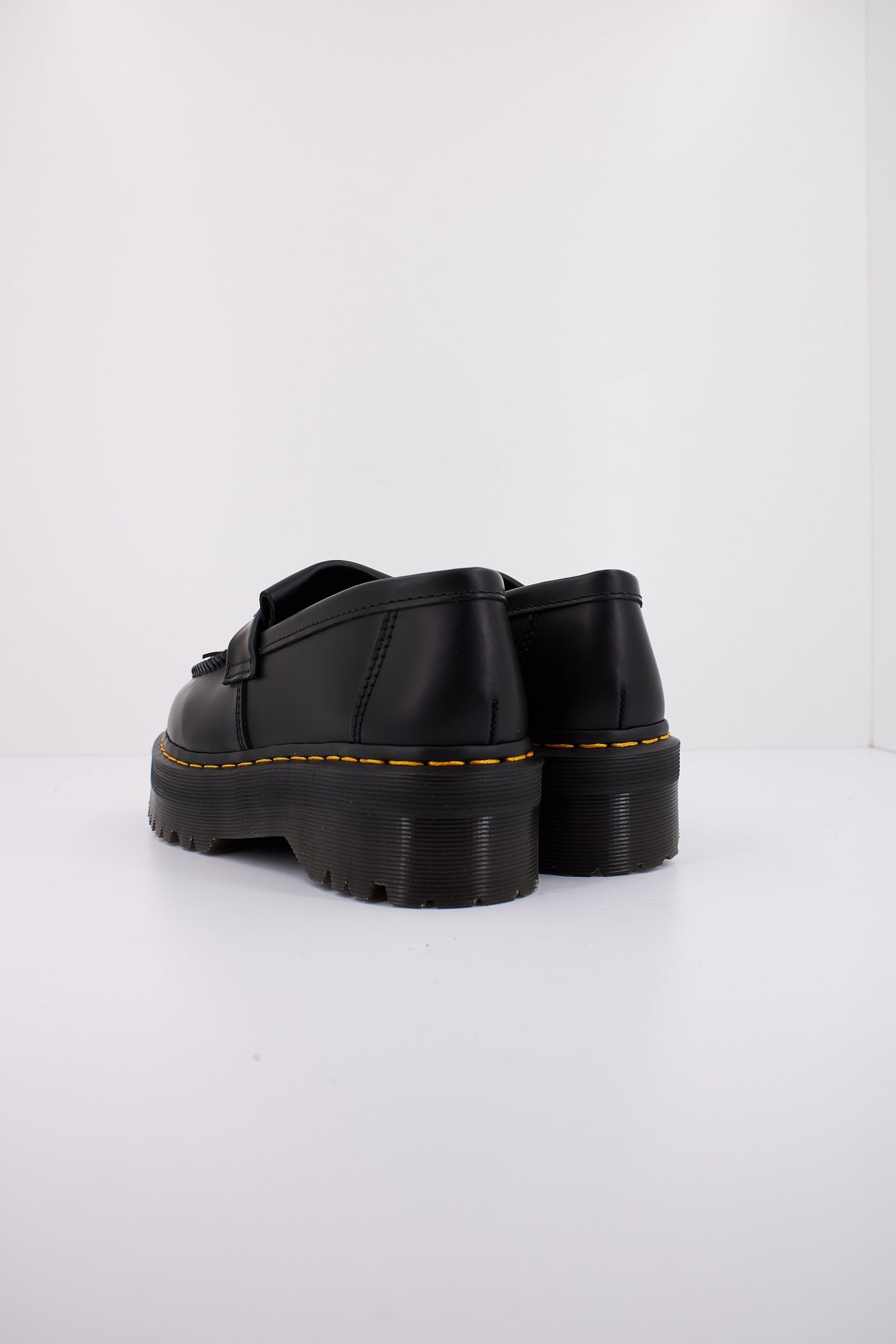 DR. MARTENS ADRIAN QUAD en color NEGRO  (4)