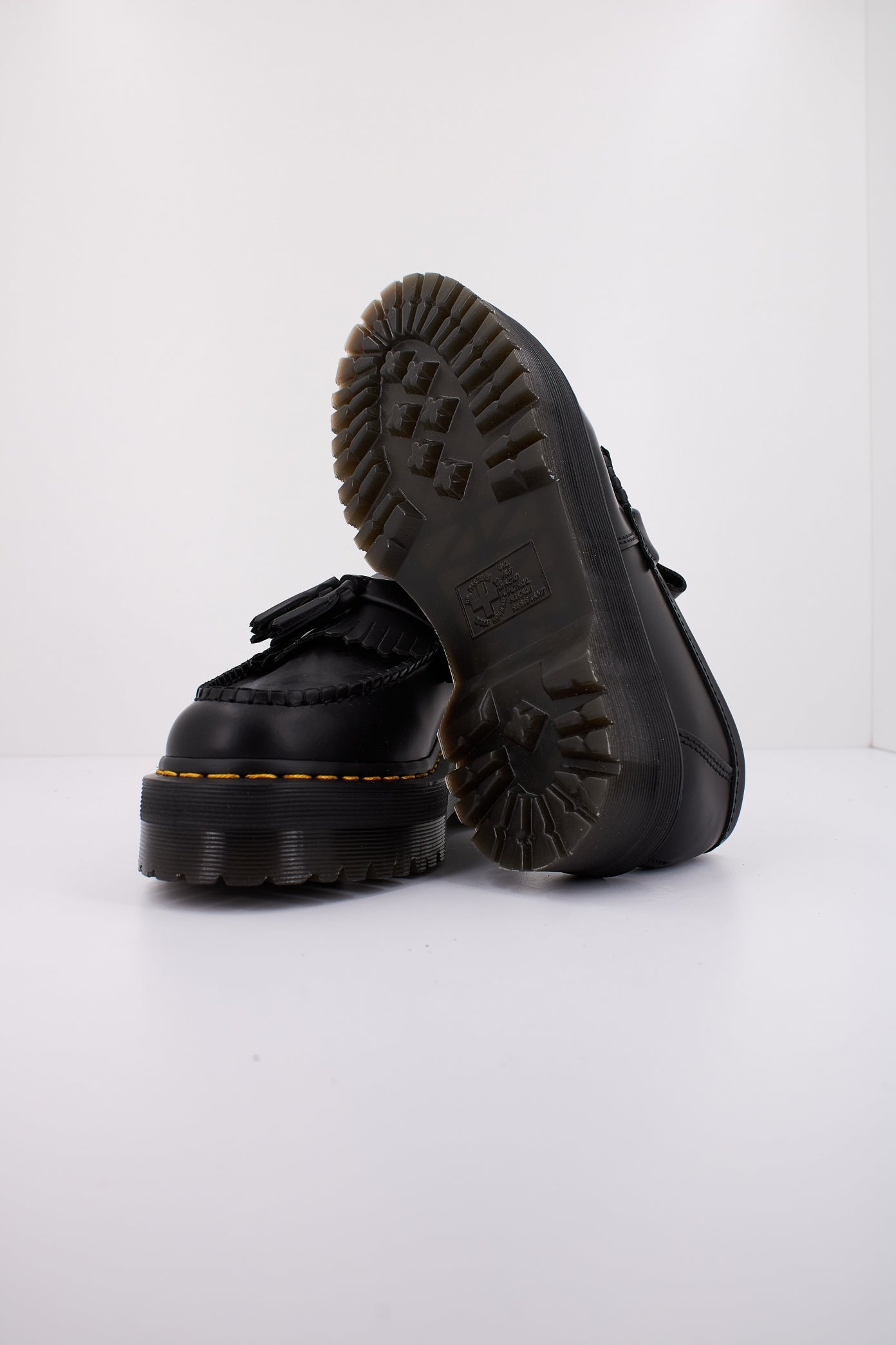 DR. MARTENS ADRIAN QUAD en color NEGRO  (5)