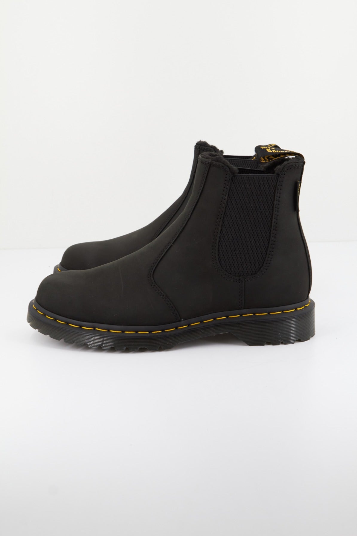 DR. MARTENS ARCHIVE PULL UP en color NEGRO  (1)