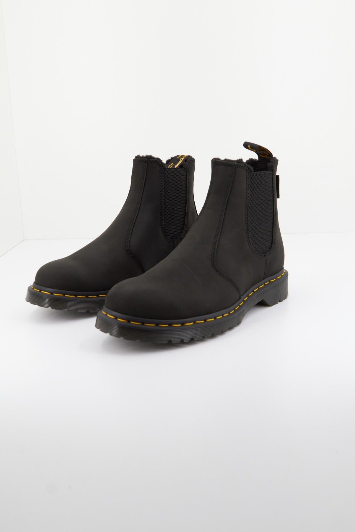 DR. MARTENS ARCHIVE PULL UP en color NEGRO  (2)