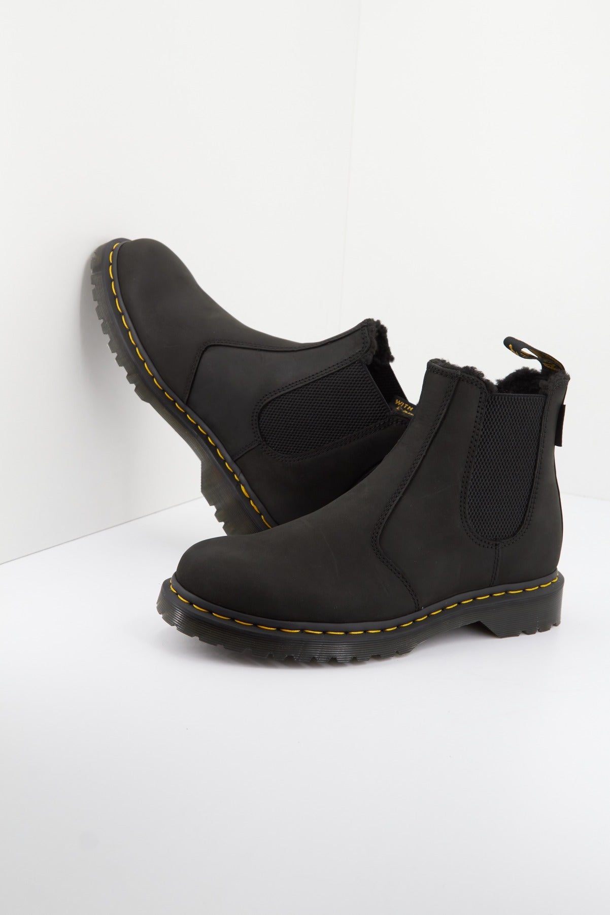 DR. MARTENS ARCHIVE PULL UP en color NEGRO  (3)