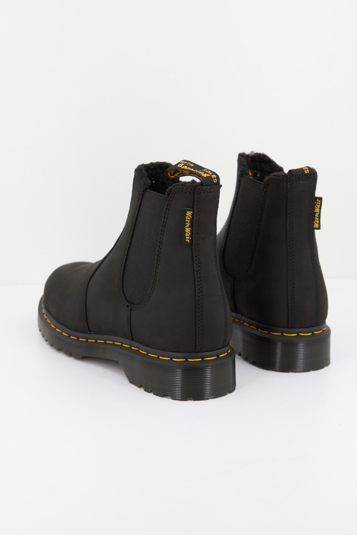 DR. MARTENS ARCHIVE PULL UP en color NEGRO  (4)