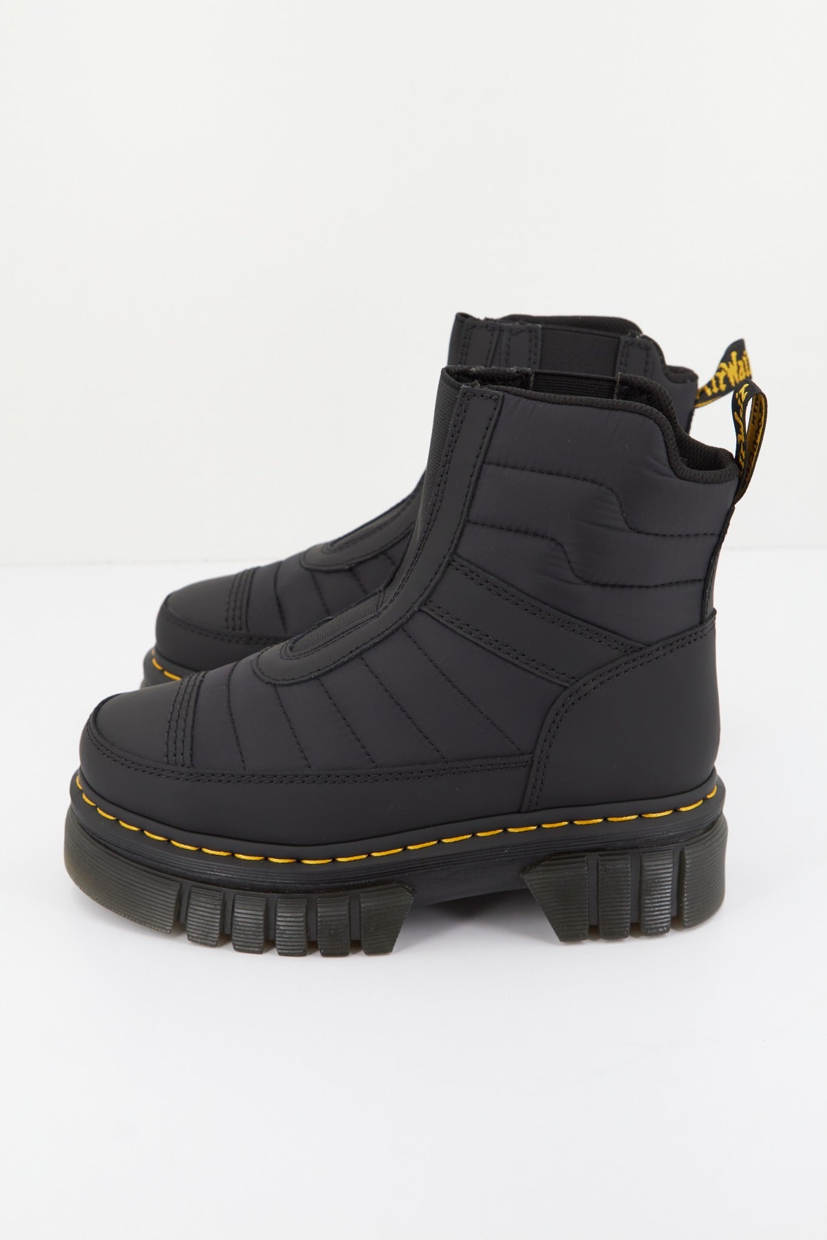 DR. MARTENS AUDRICK CHELSEA QLTD en color NEGRO  (1)