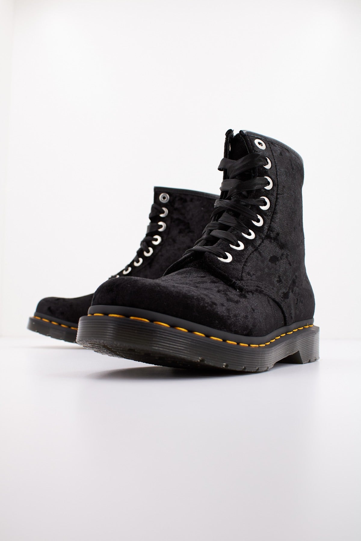 DR. MARTENS CRUSHED VELVET en color NEGRO  (2)