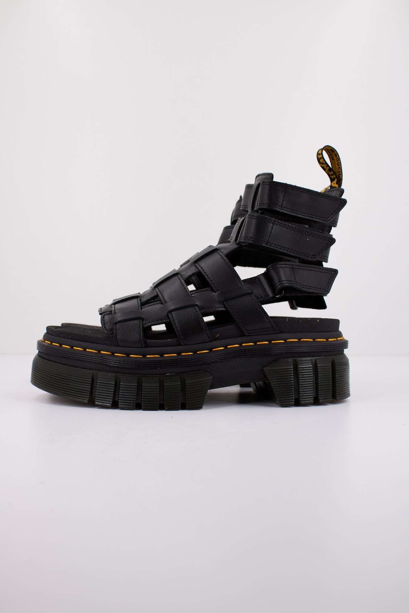 DR. MARTENS RICKI GLADIATOR en color NEGRO  (1)