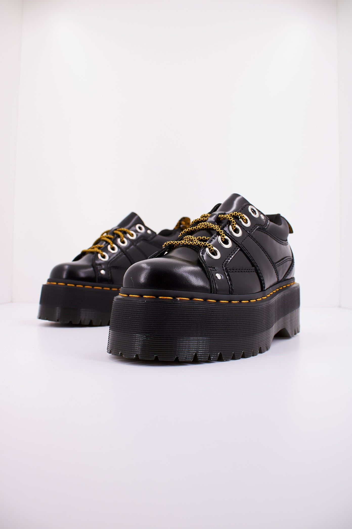 DR. MARTENS QUAD MAX en color NEGRO  (2)