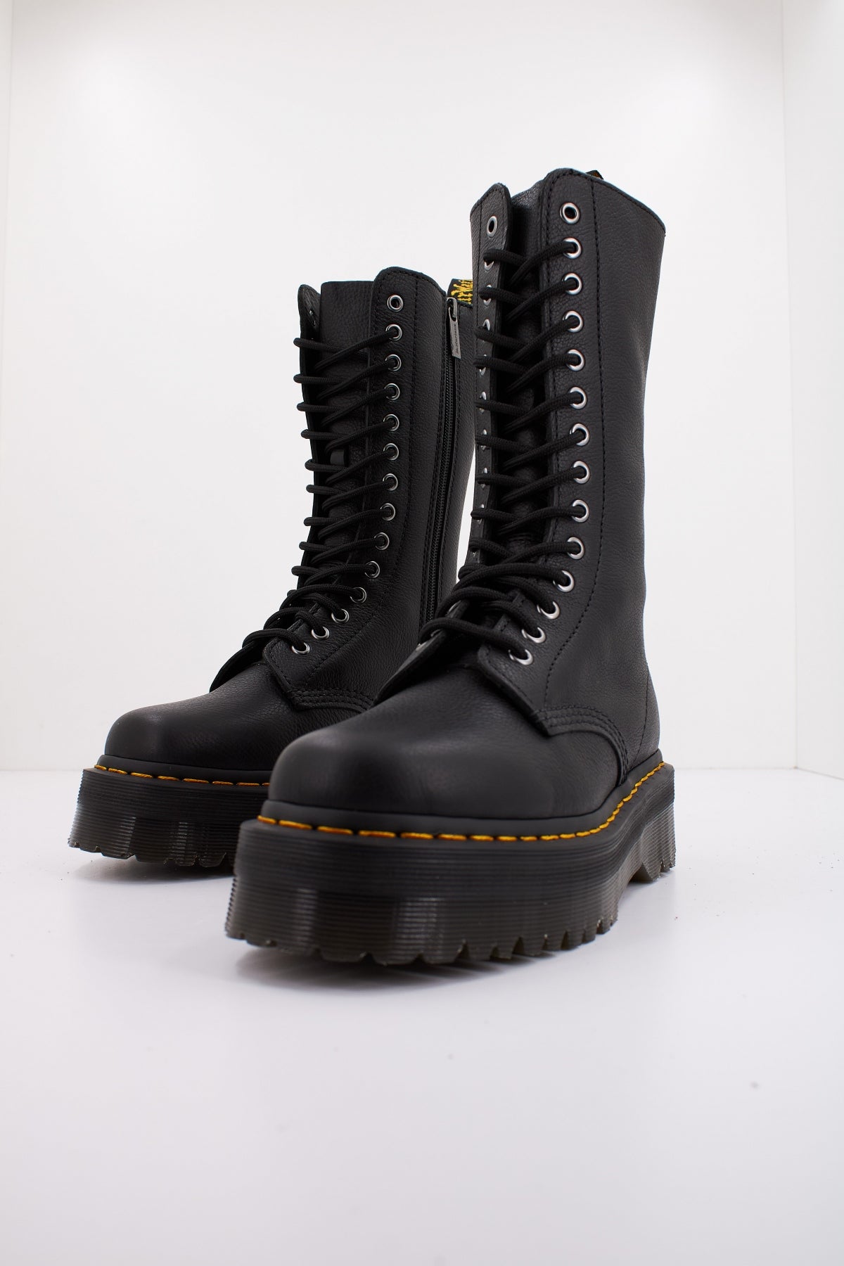 DR. MARTENS QUAD en color NEGRO  (2)