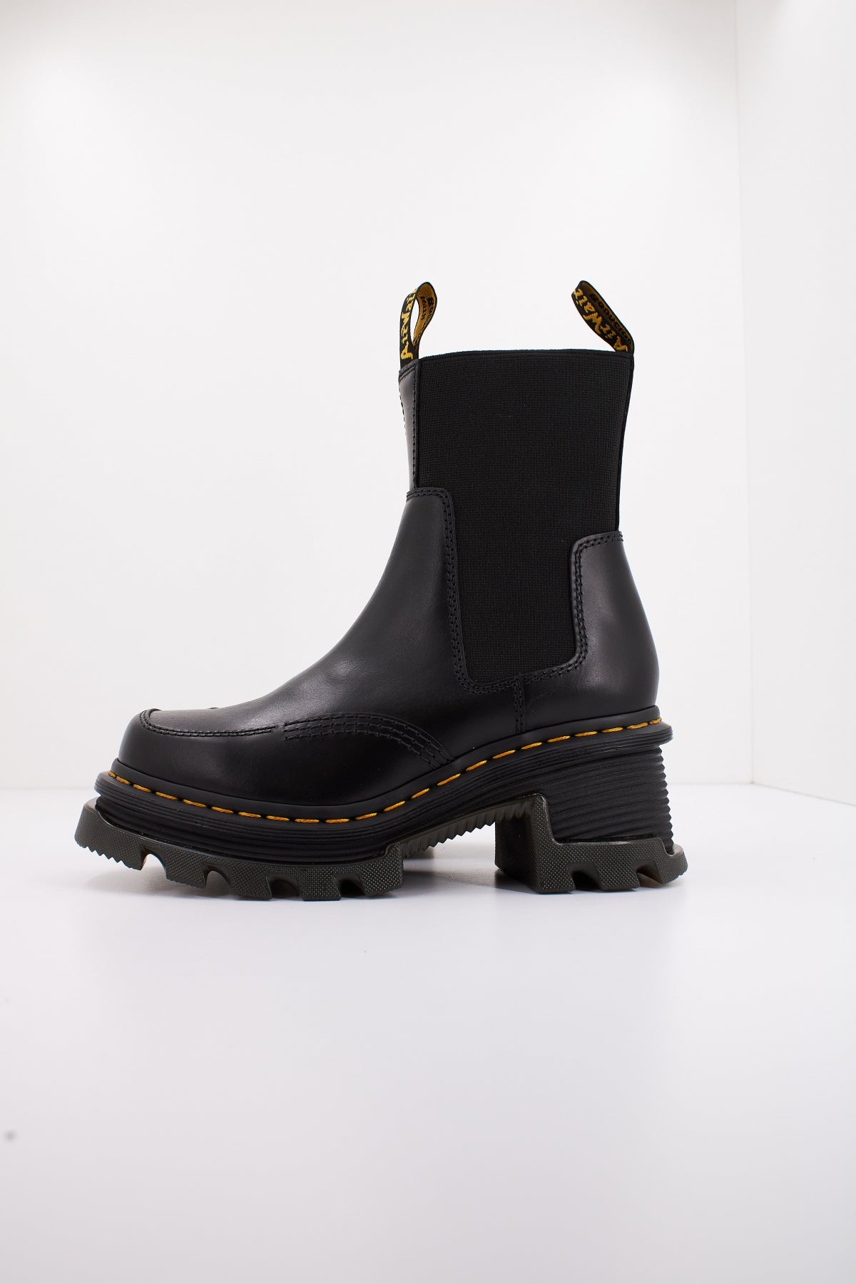 DR. MARTENS CORRAN CHELSEA en color NEGRO  (1)