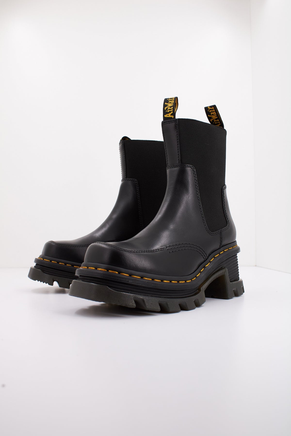 DR. MARTENS CORRAN CHELSEA en color NEGRO  (2)