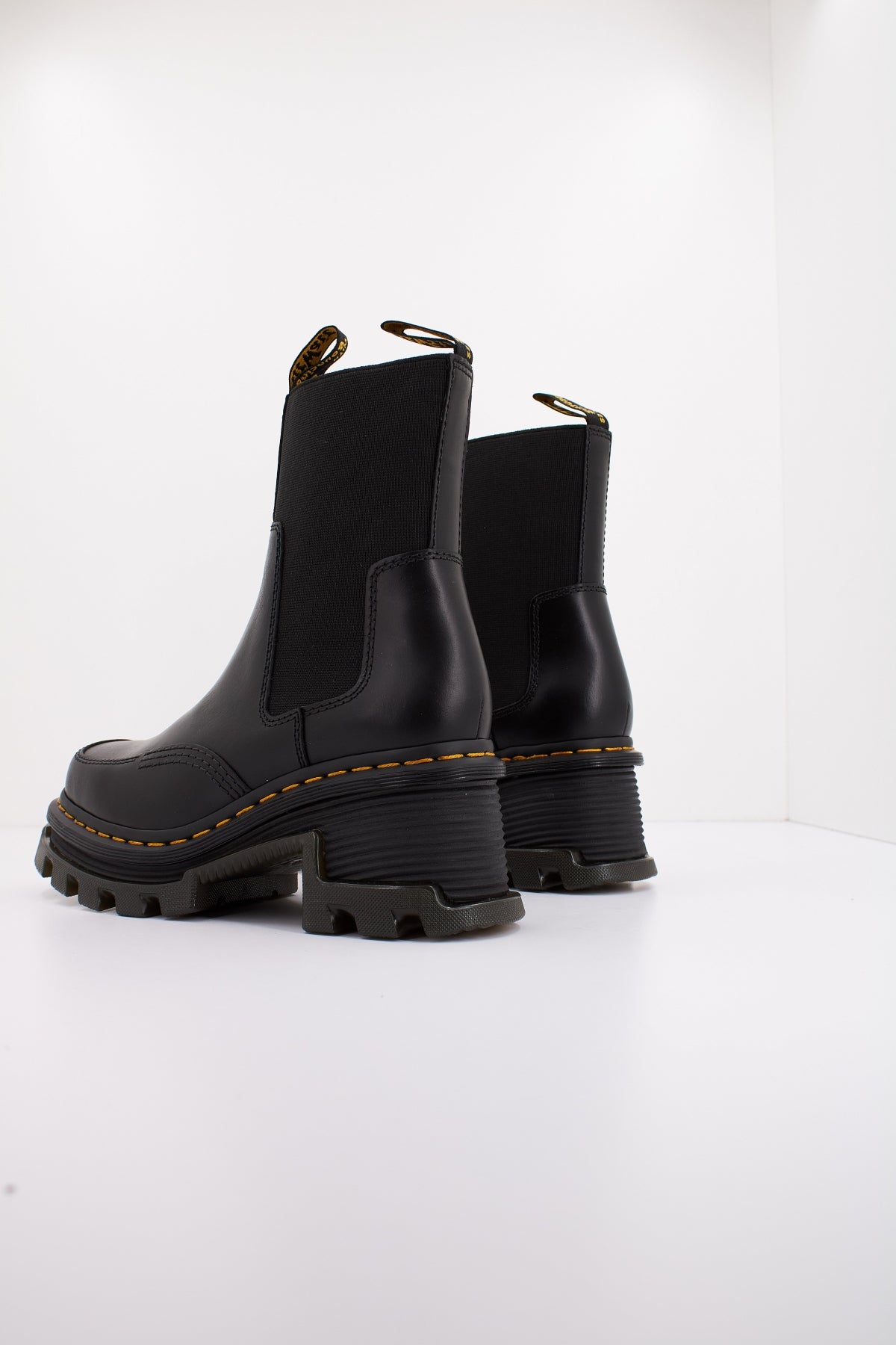 DR. MARTENS CORRAN CHELSEA en color NEGRO  (3)