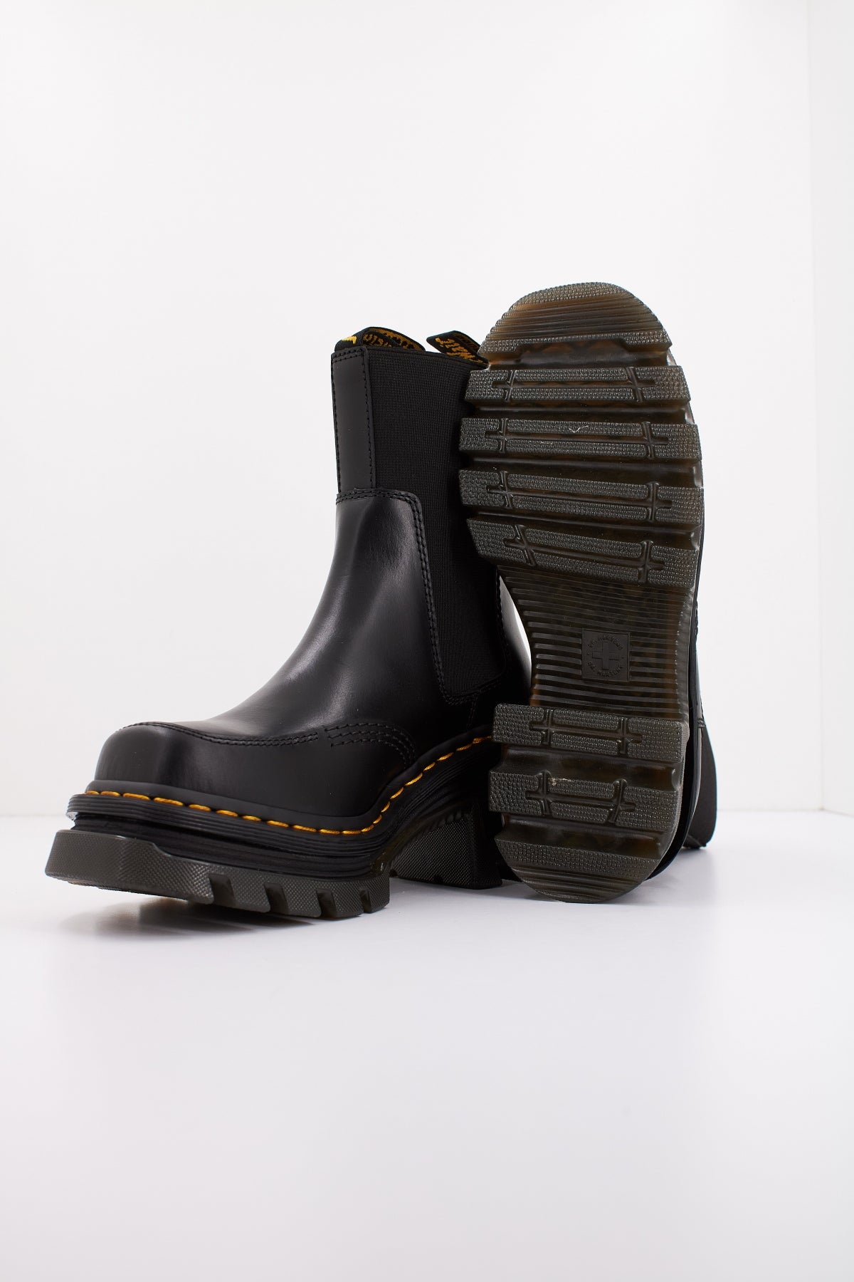 DR. MARTENS CORRAN CHELSEA en color NEGRO  (4)