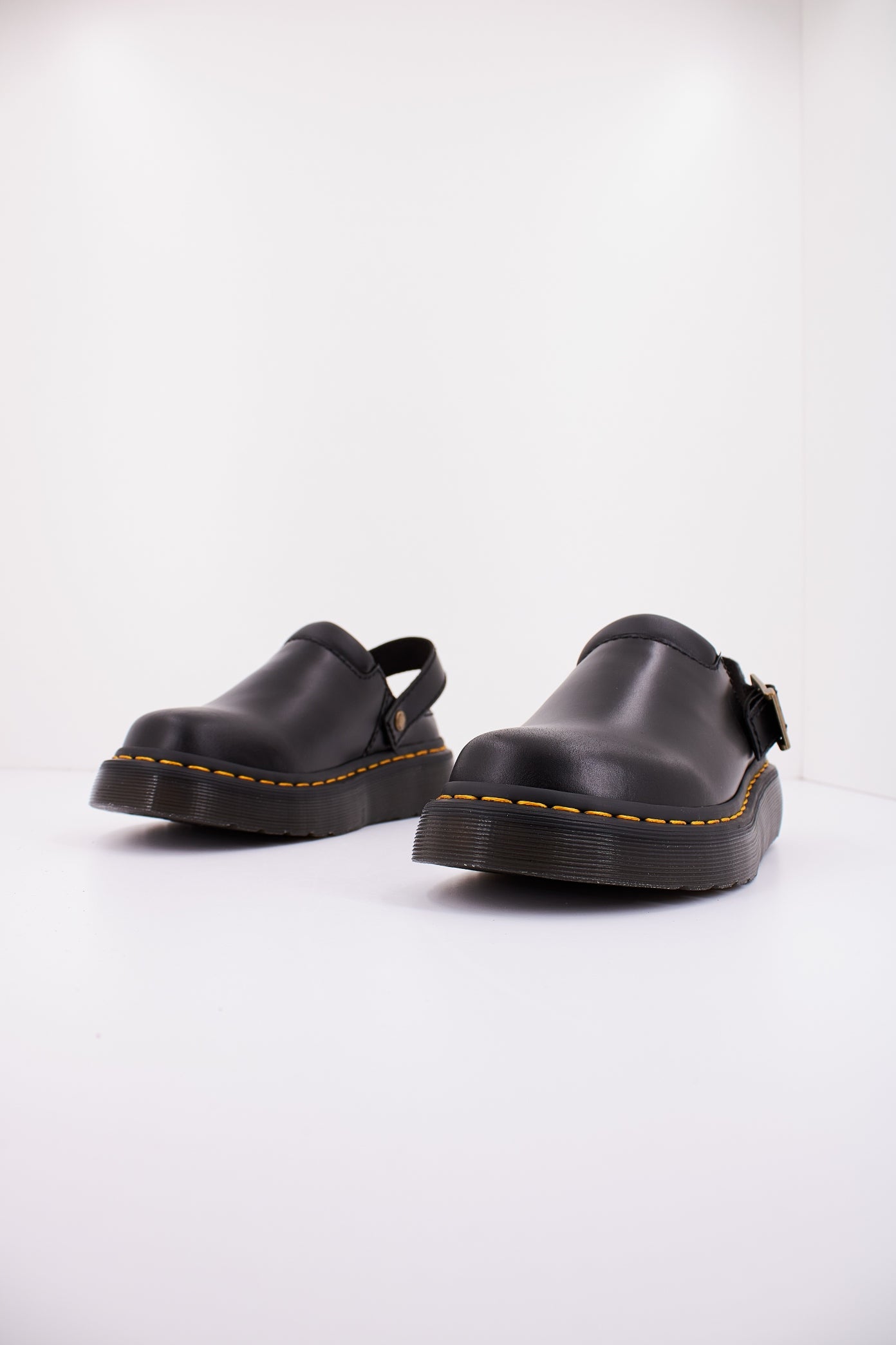 DR. MARTENS LAKETEN en color NEGRO  (2)