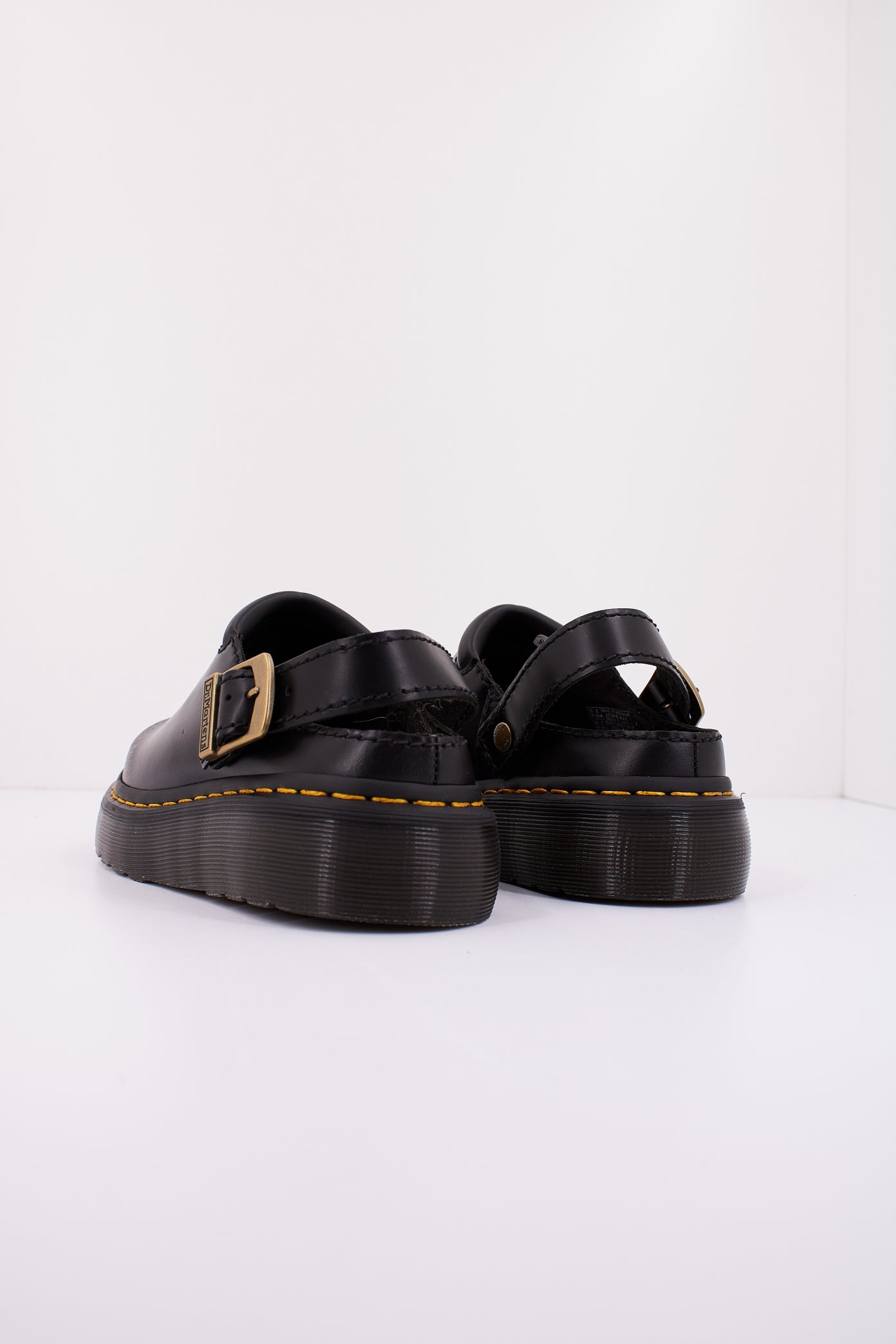 DR. MARTENS LAKETEN en color NEGRO  (3)