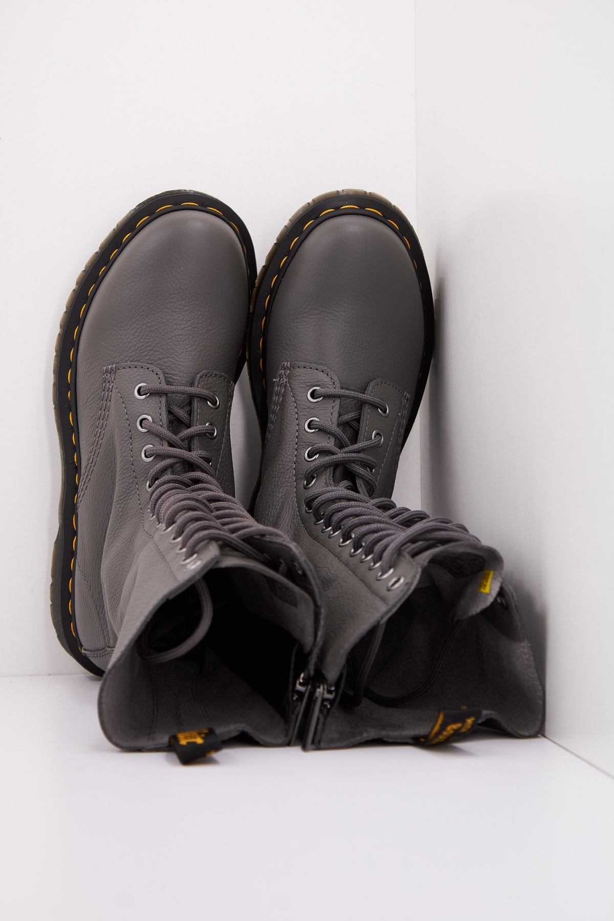 DR. MARTENS B en color GRIS  (3)