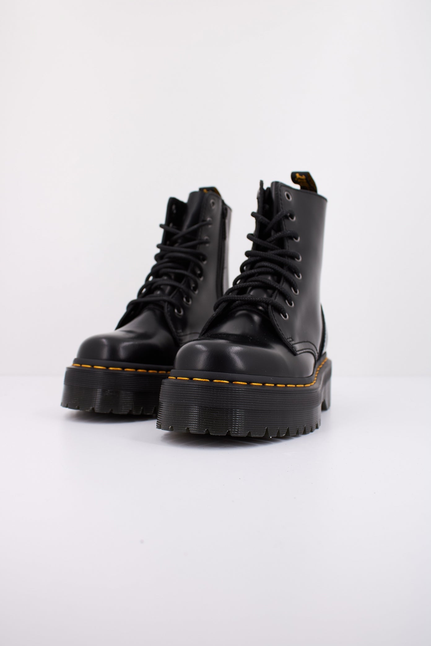 DR. MARTENS JADON  EYELETS en color NEGRO  (2)