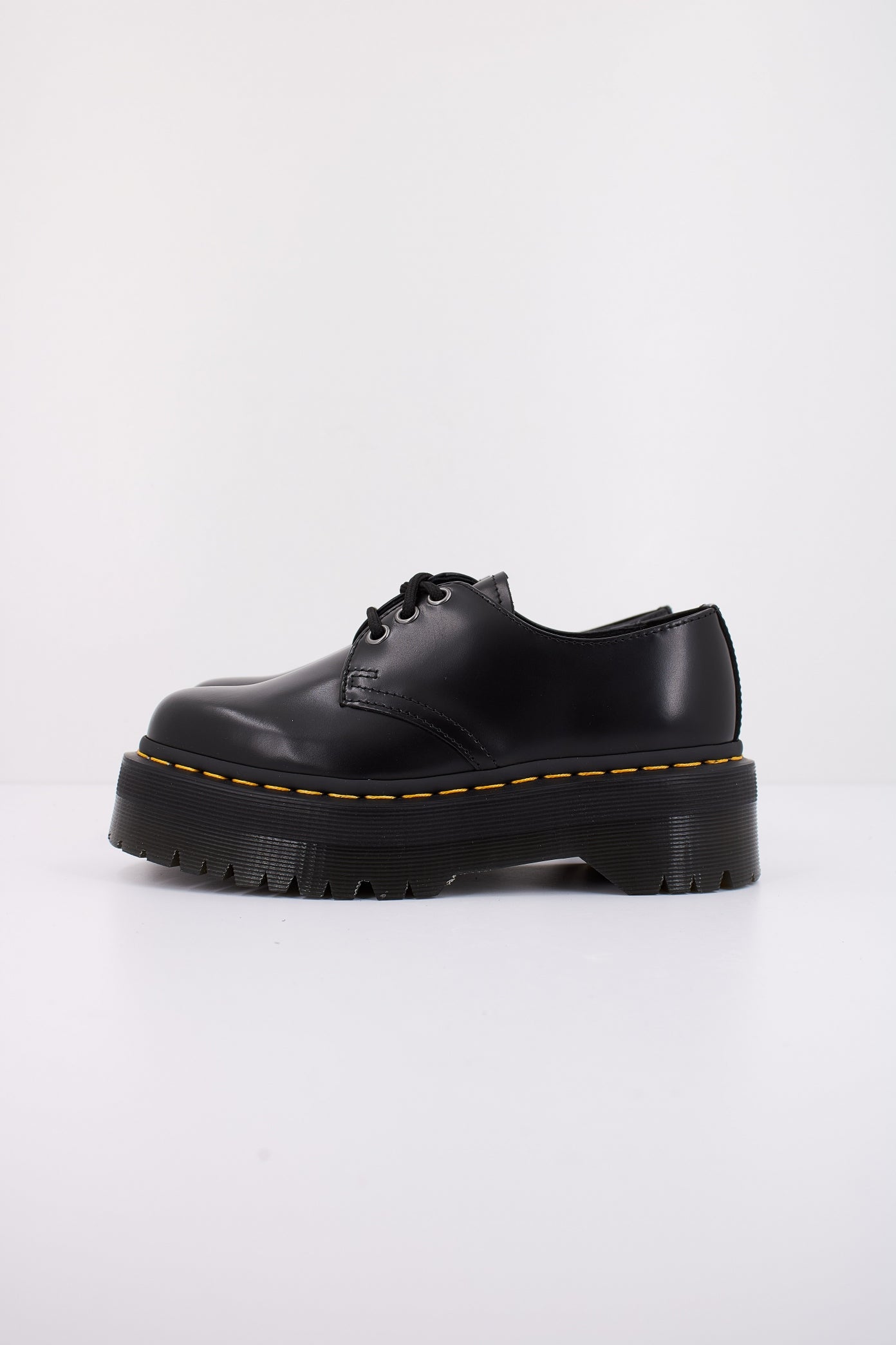 DR. MARTENS PLATAFORMA  QUAD DE PIEL SMOOTH en color NEGRO  (1)