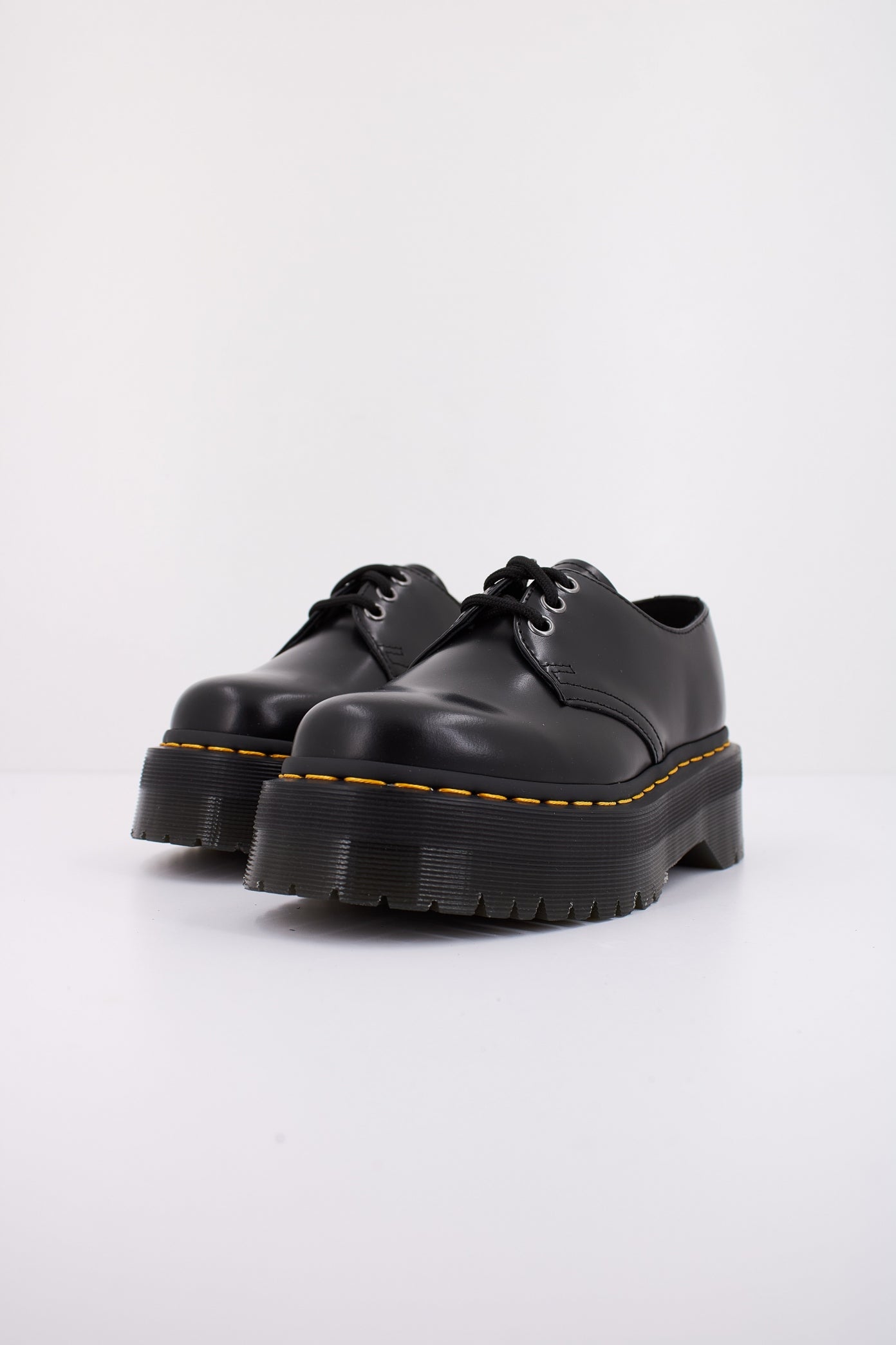 DR. MARTENS PLATAFORMA  QUAD DE PIEL SMOOTH en color NEGRO  (2)