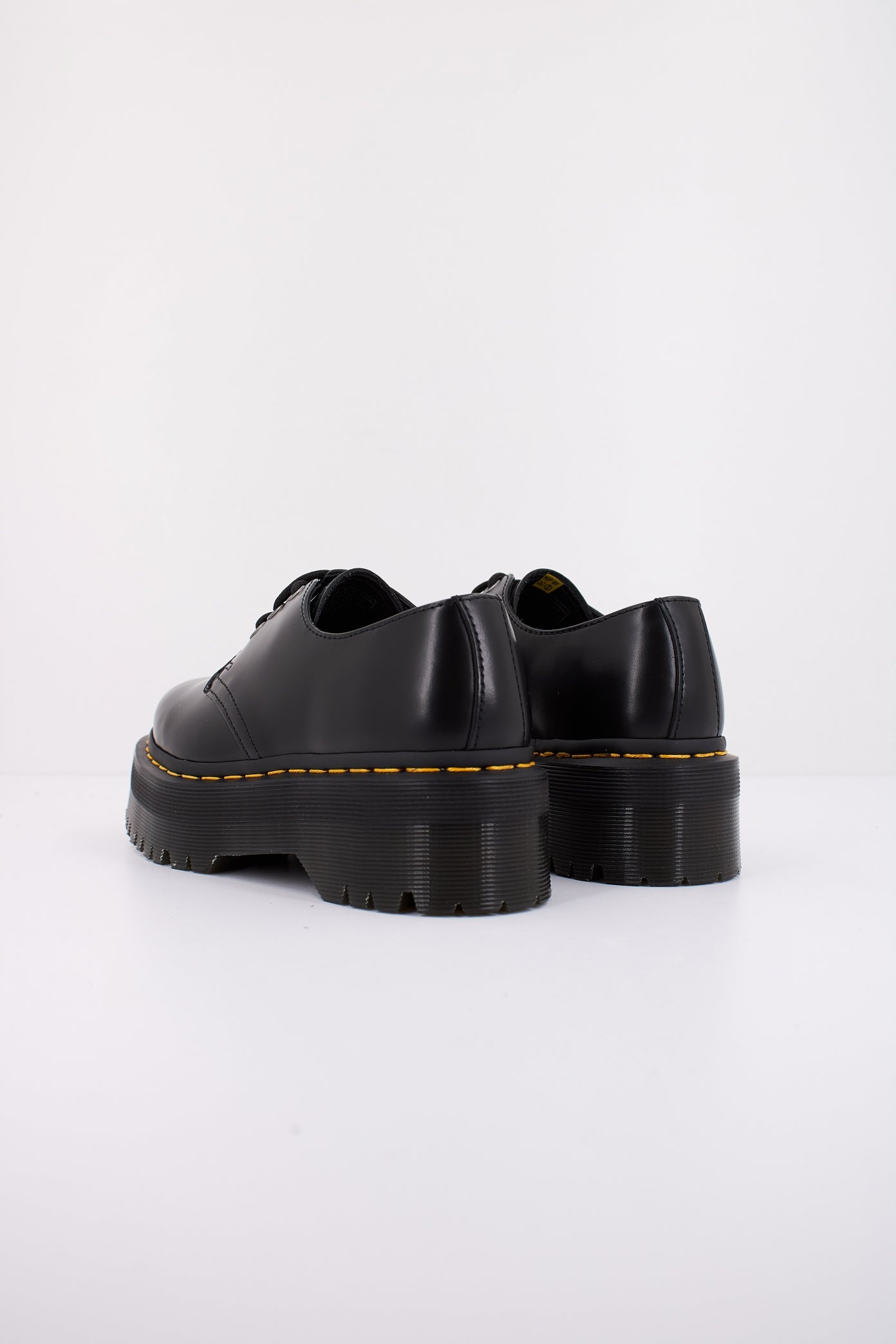 DR. MARTENS PLATAFORMA  QUAD DE PIEL SMOOTH en color NEGRO  (4)