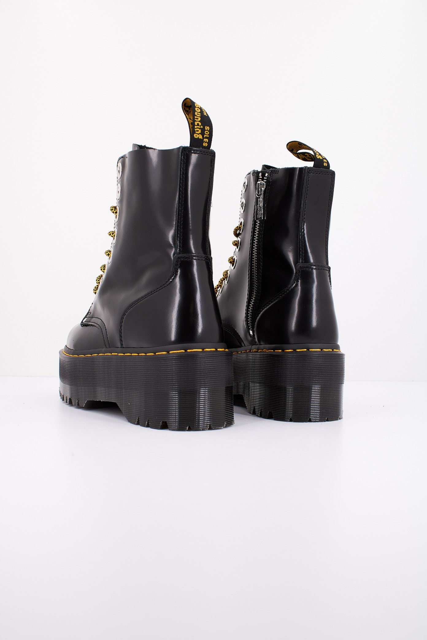 DR. MARTENS JADON MAX -EYE BUTTE en color NEGRO  (3)