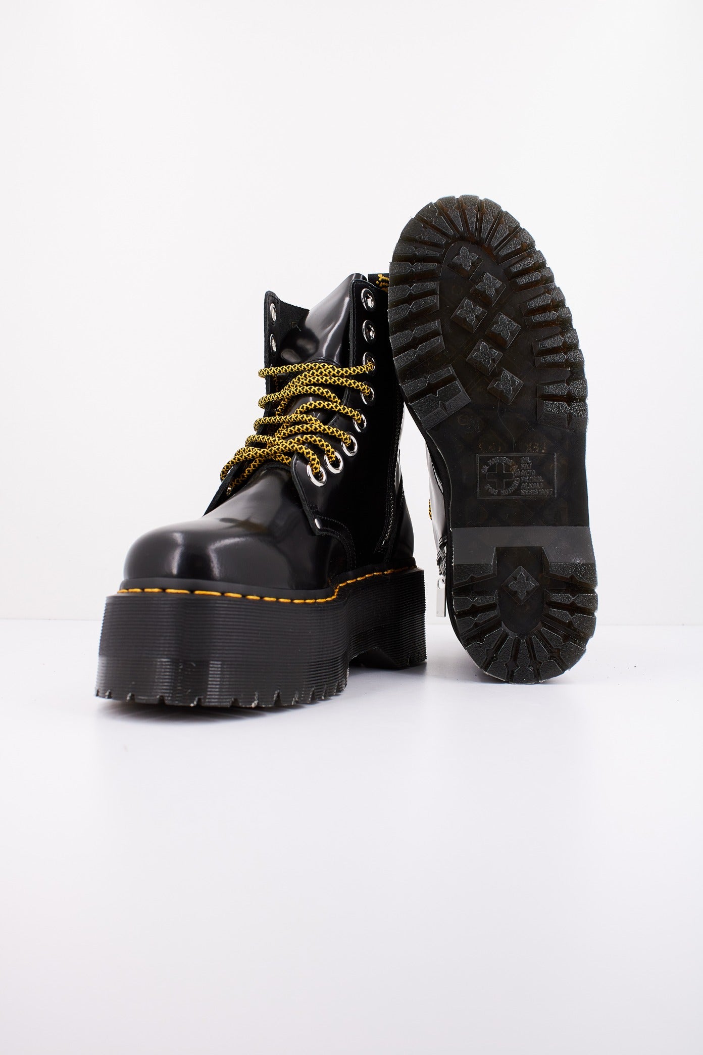 DR. MARTENS JADON MAX -EYE BUTTE en color NEGRO  (4)