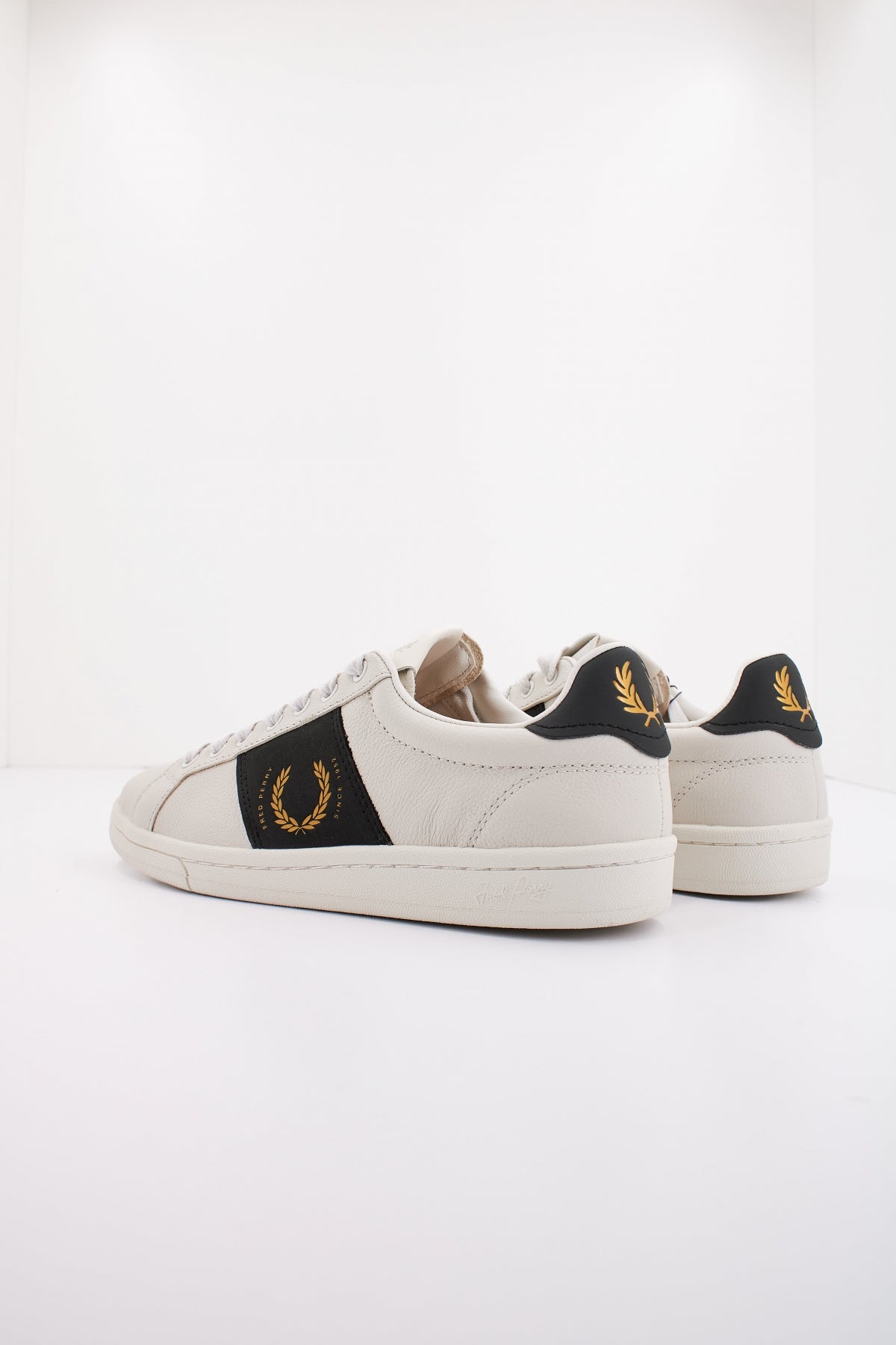FRED PERRY LEATHER/BRANDED en color BEIS  (3)