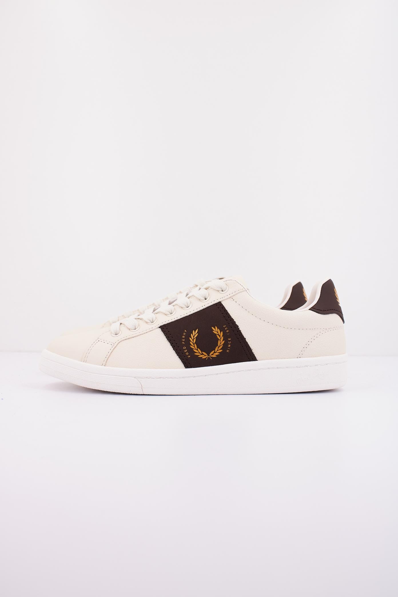 FRED PERRY LEATHER/BRANDED en color BEIS  (1)