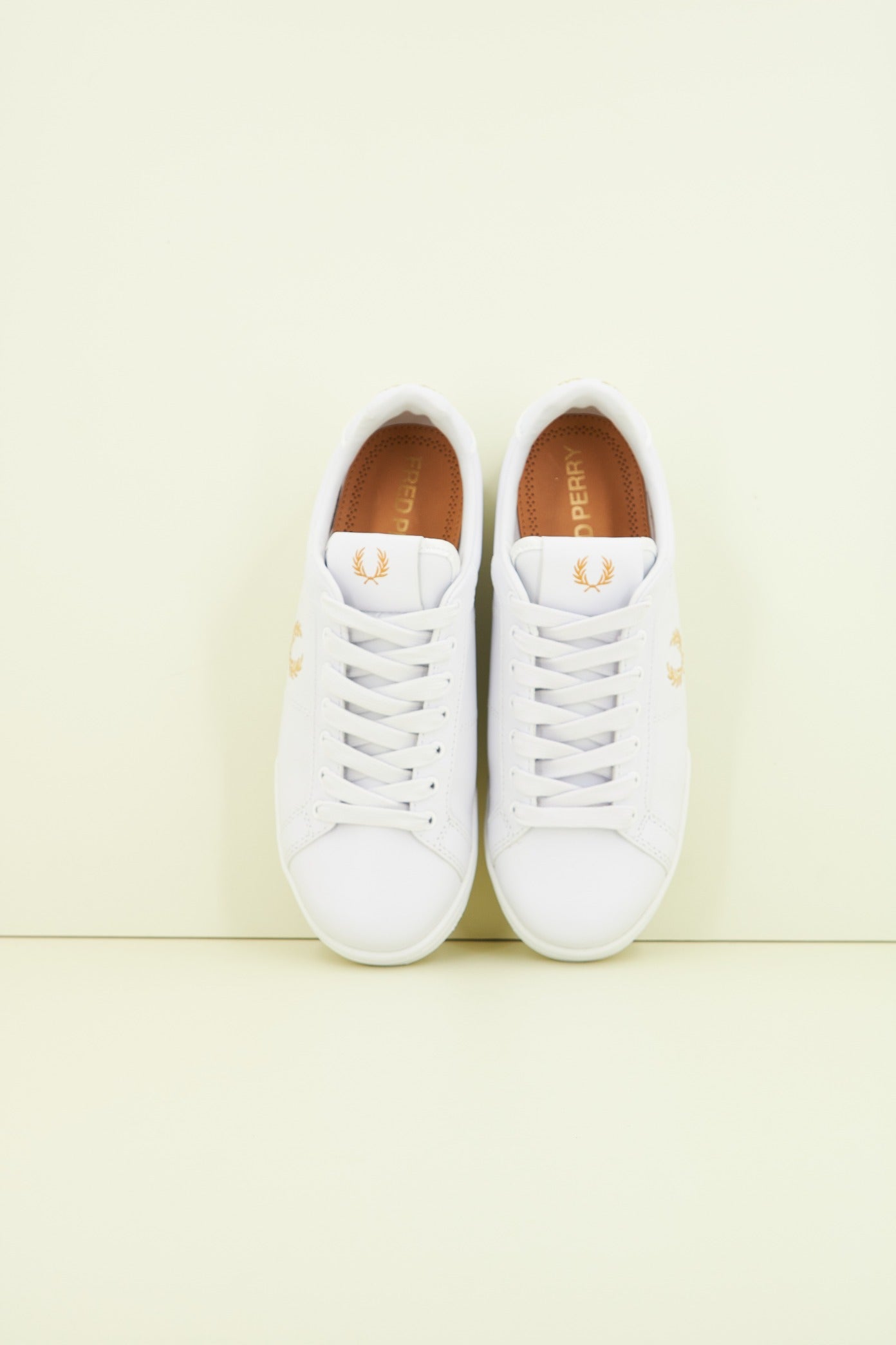 FRED PERRY  B LEATHER en color BLANCO  (2)