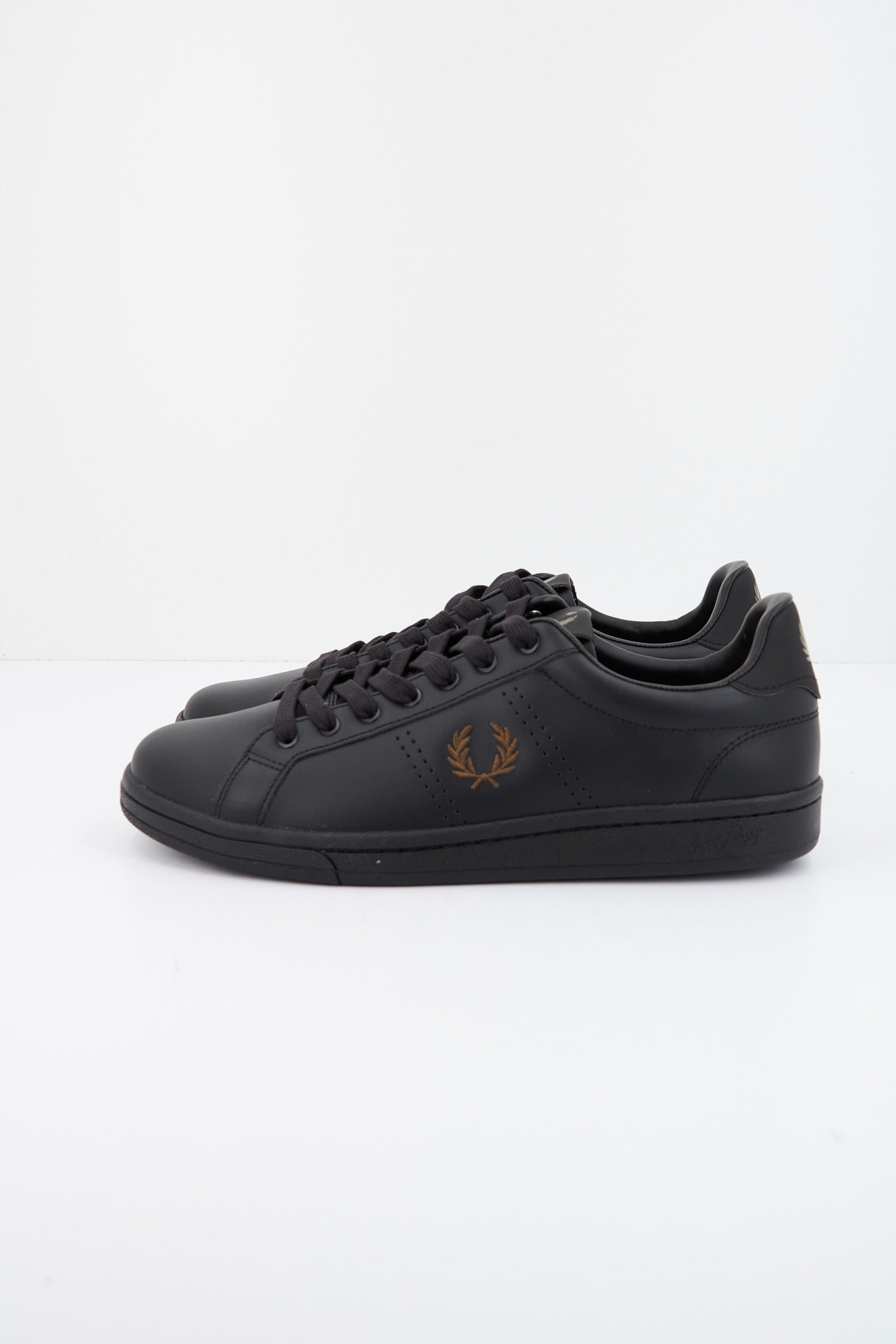 FRED PERRY LEATHER en color NEGRO  (1)