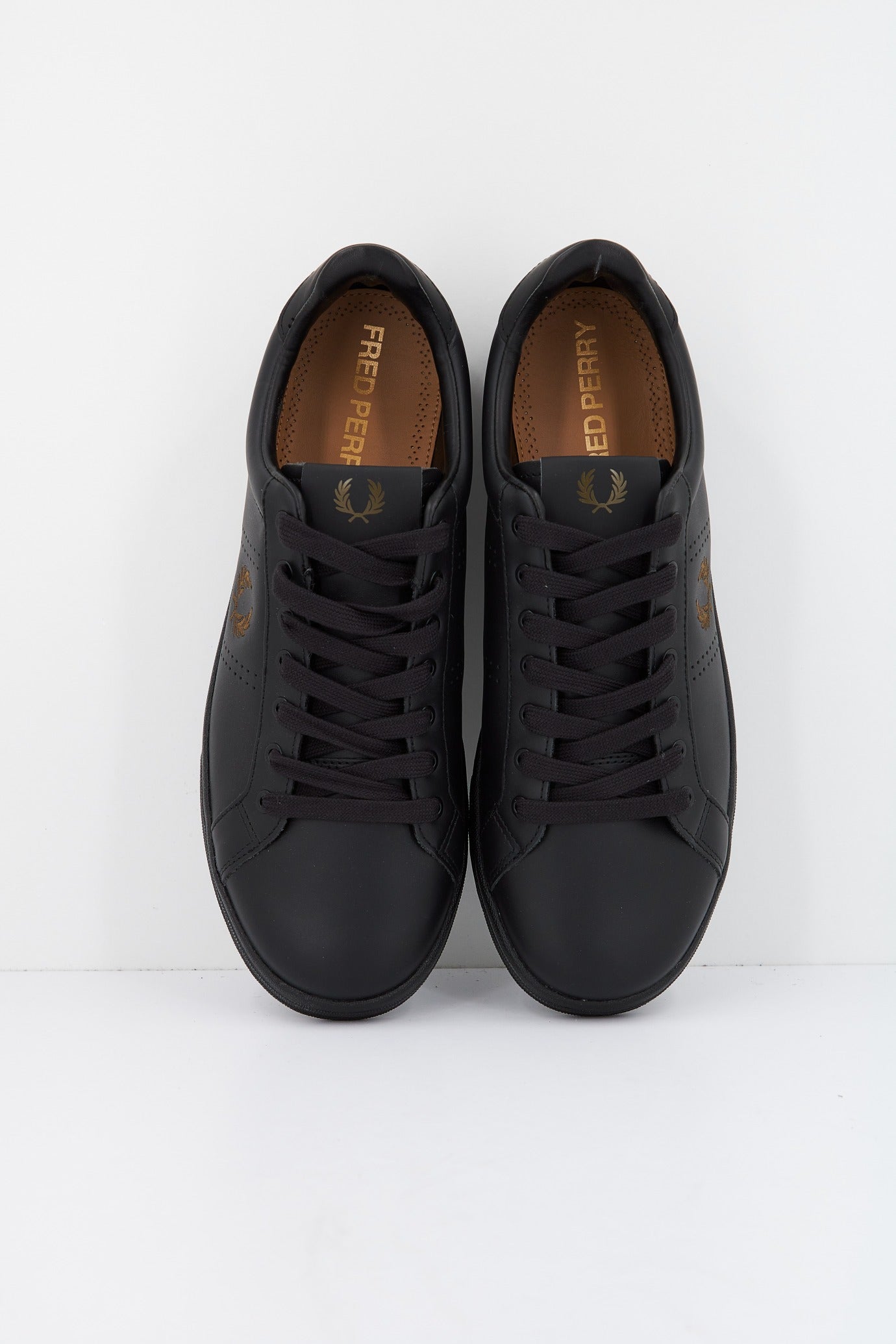 FRED PERRY LEATHER en color NEGRO  (2)
