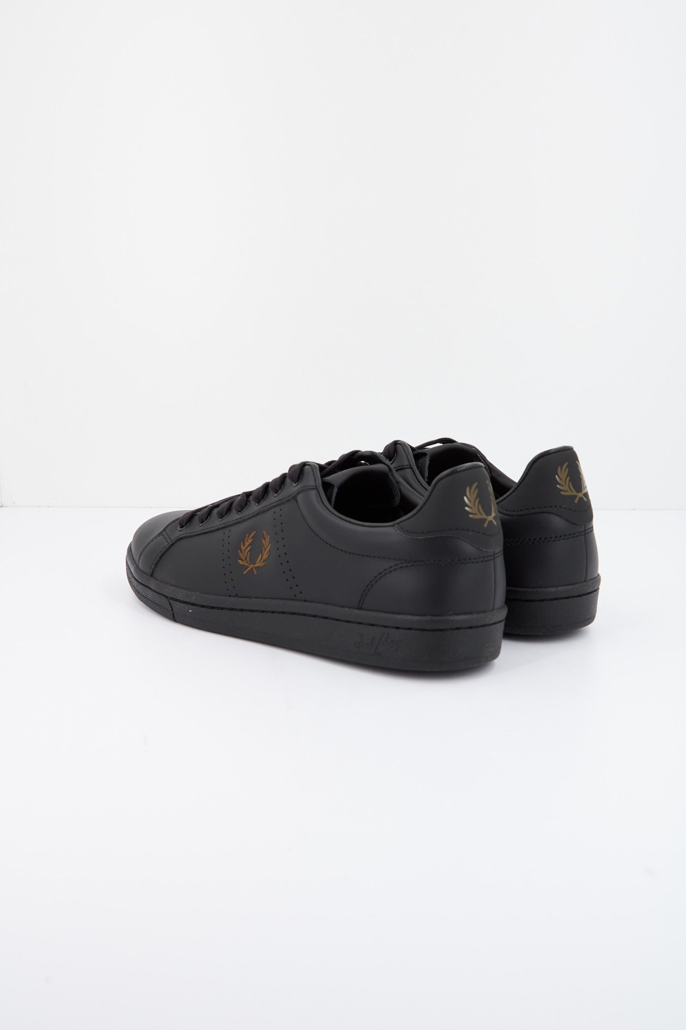 FRED PERRY LEATHER en color NEGRO  (3)