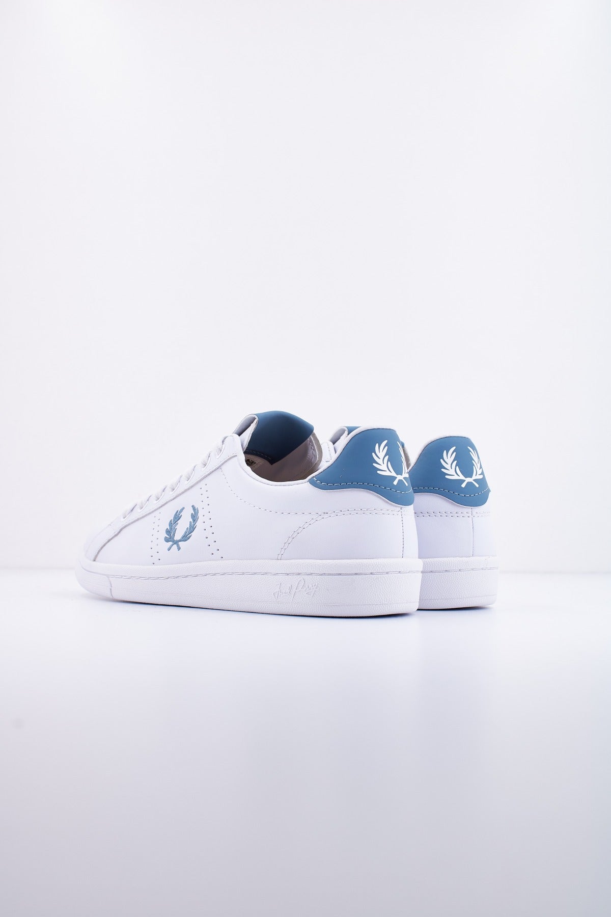 FRED PERRY  LEATHER en color BLANCO  (3)