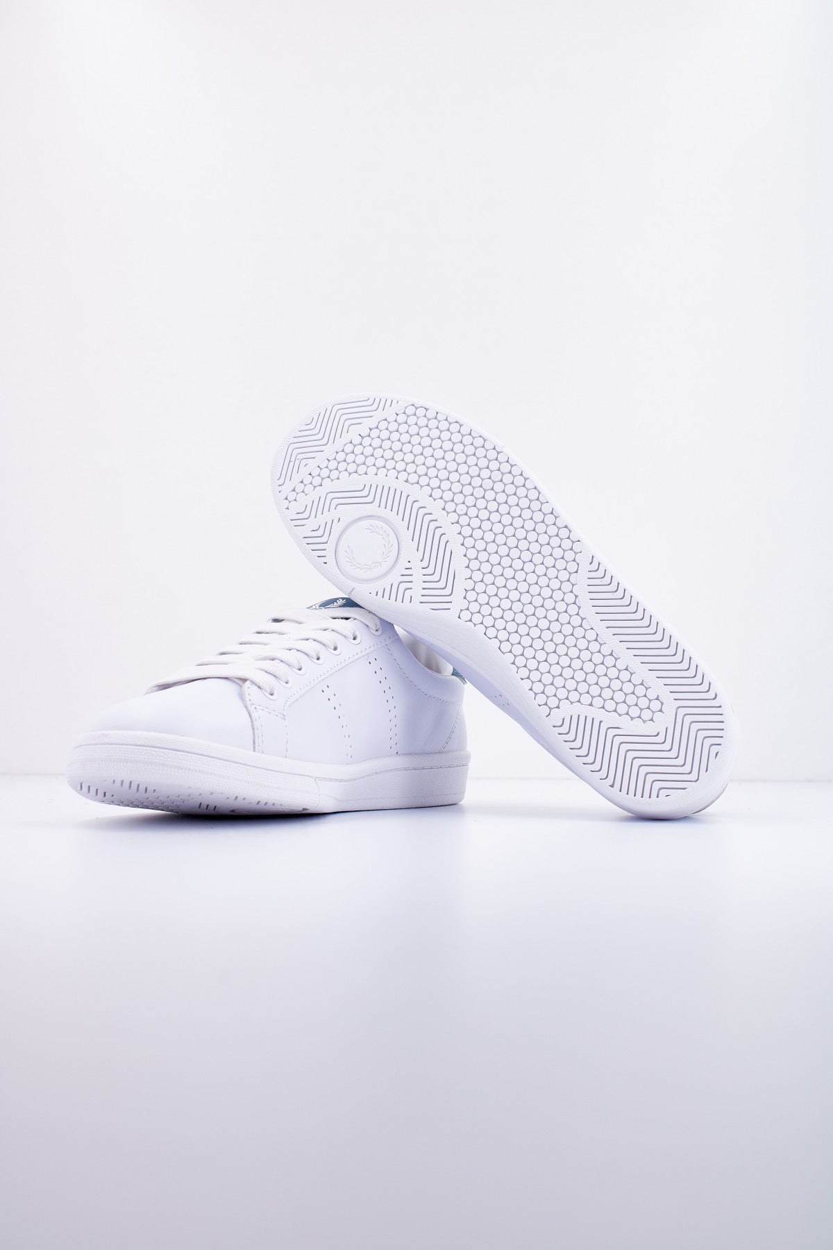 FRED PERRY  LEATHER en color BLANCO  (4)
