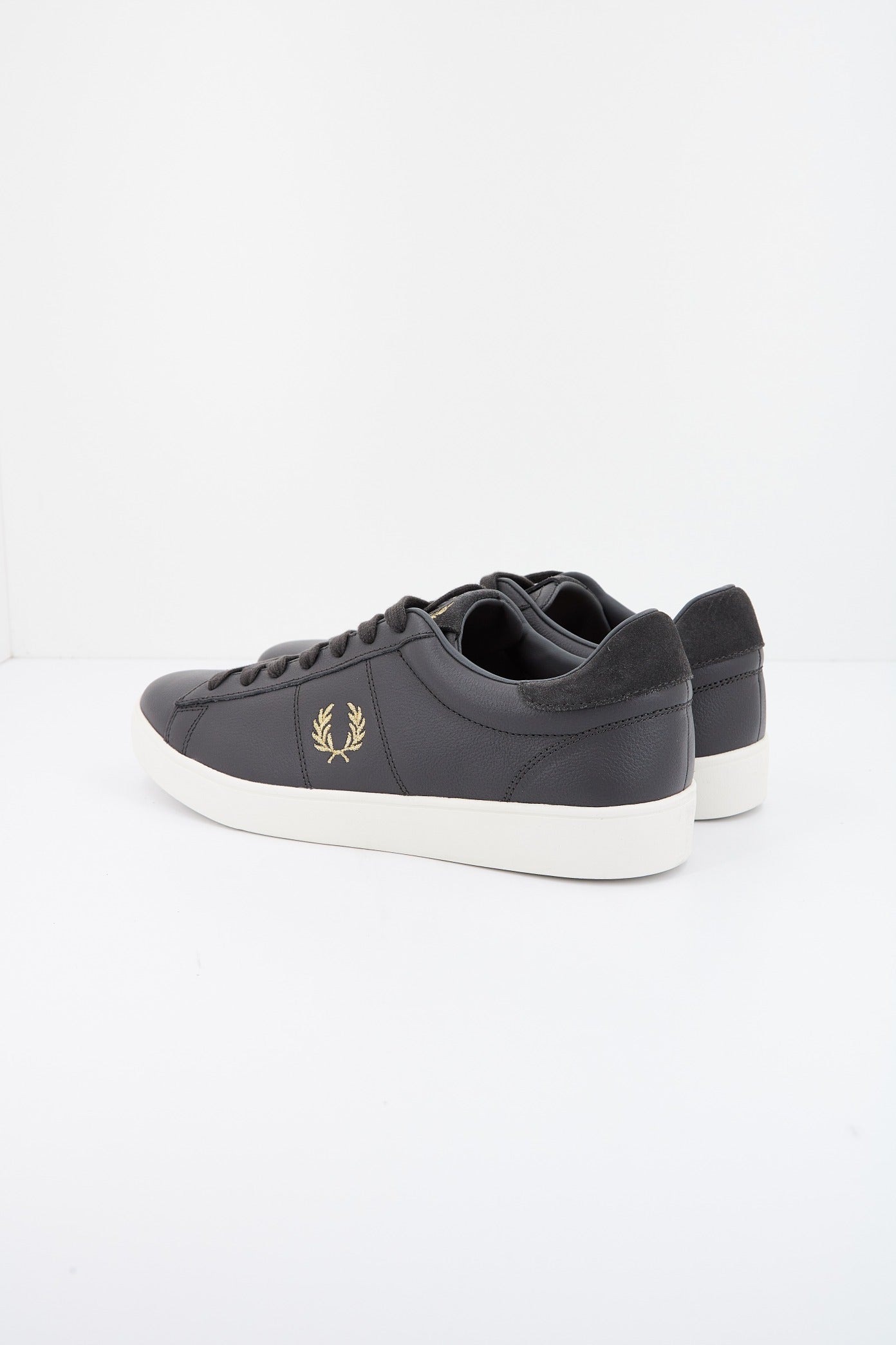 FRED PERRY SPENCER TUMBLED LTH en color GRIS  (3)