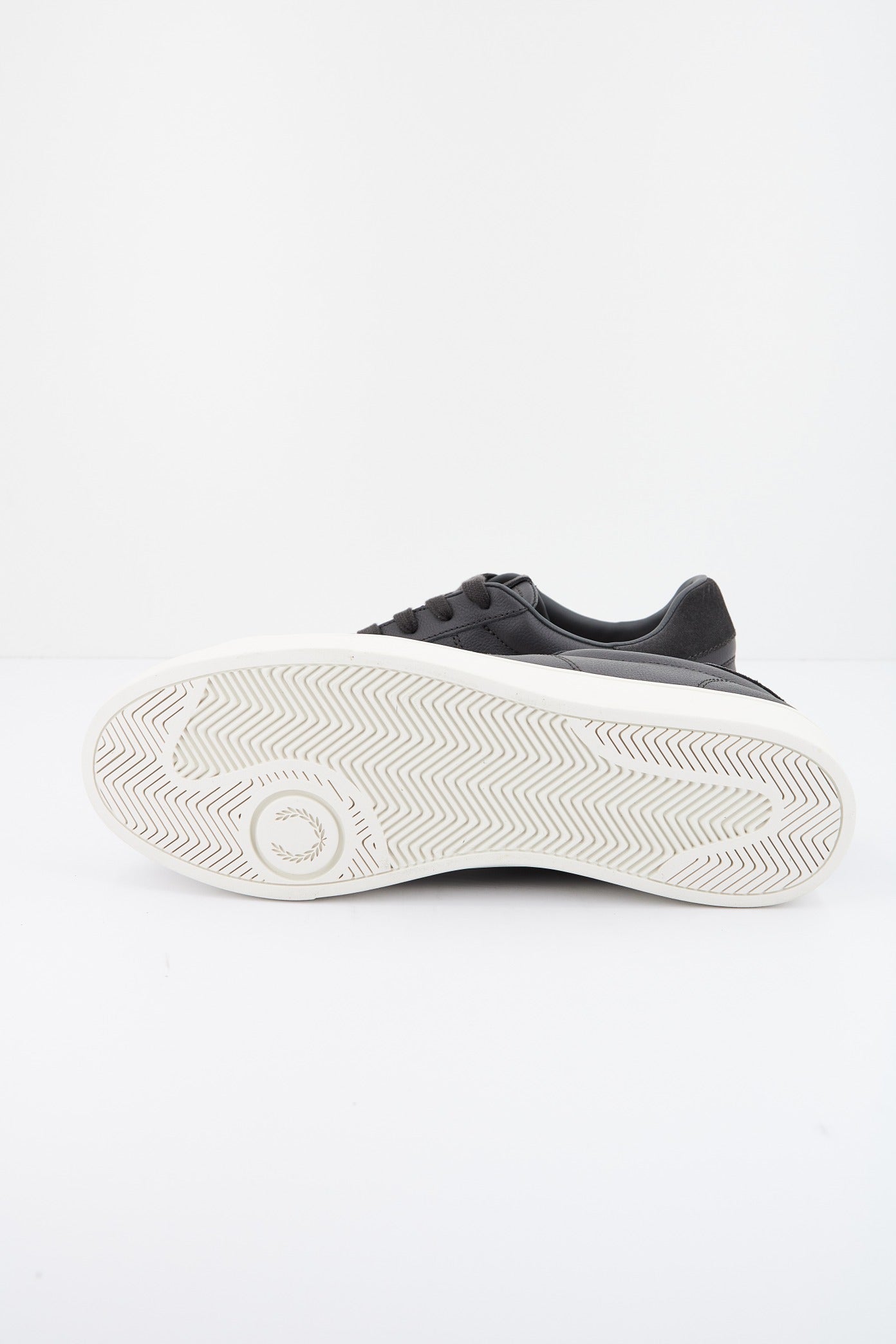 FRED PERRY SPENCER TUMBLED LTH en color GRIS  (4)
