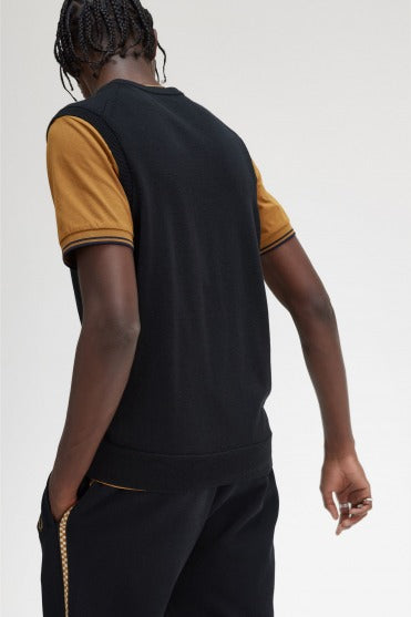 FRED PERRY CLASSIC V-NECK TANK en color NEGRO  (3)