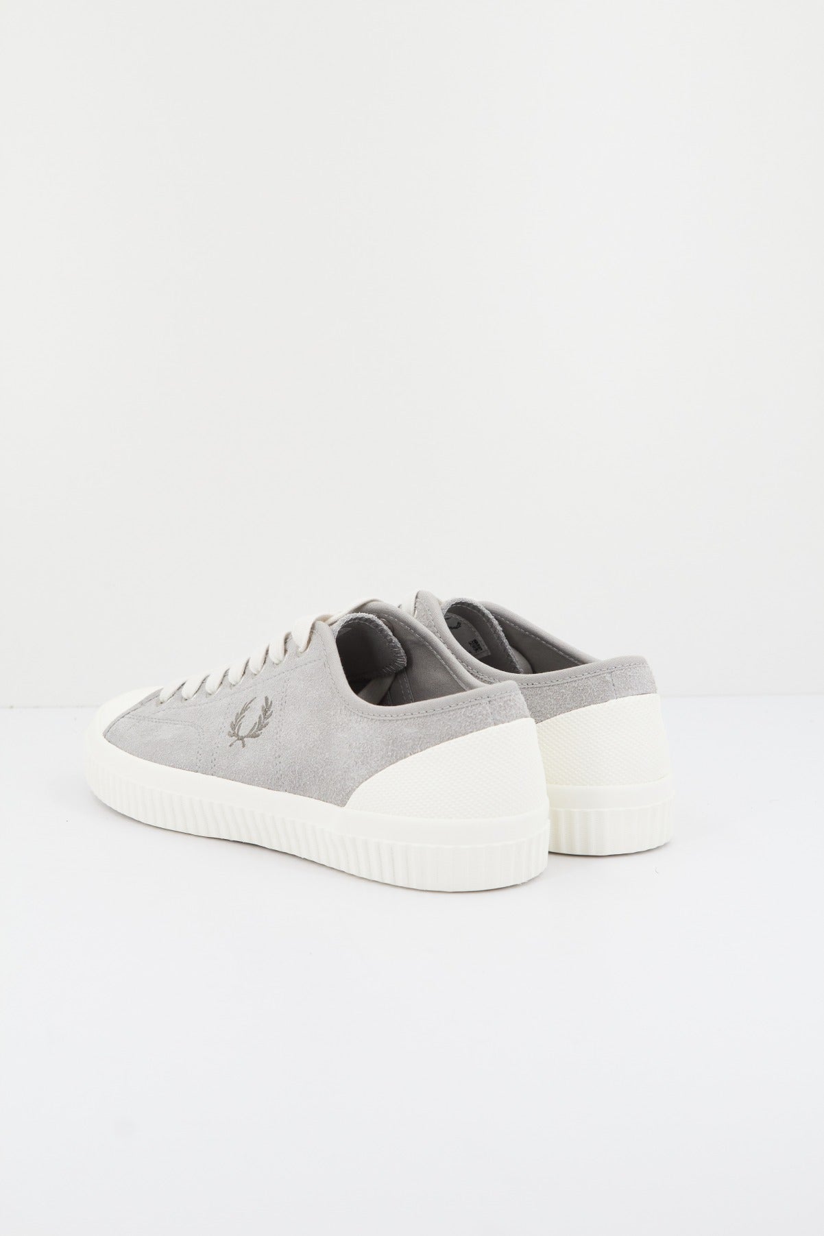 FRED PERRY HUGHES LOW TEXTURED SUEDE en color GRIS  (3)