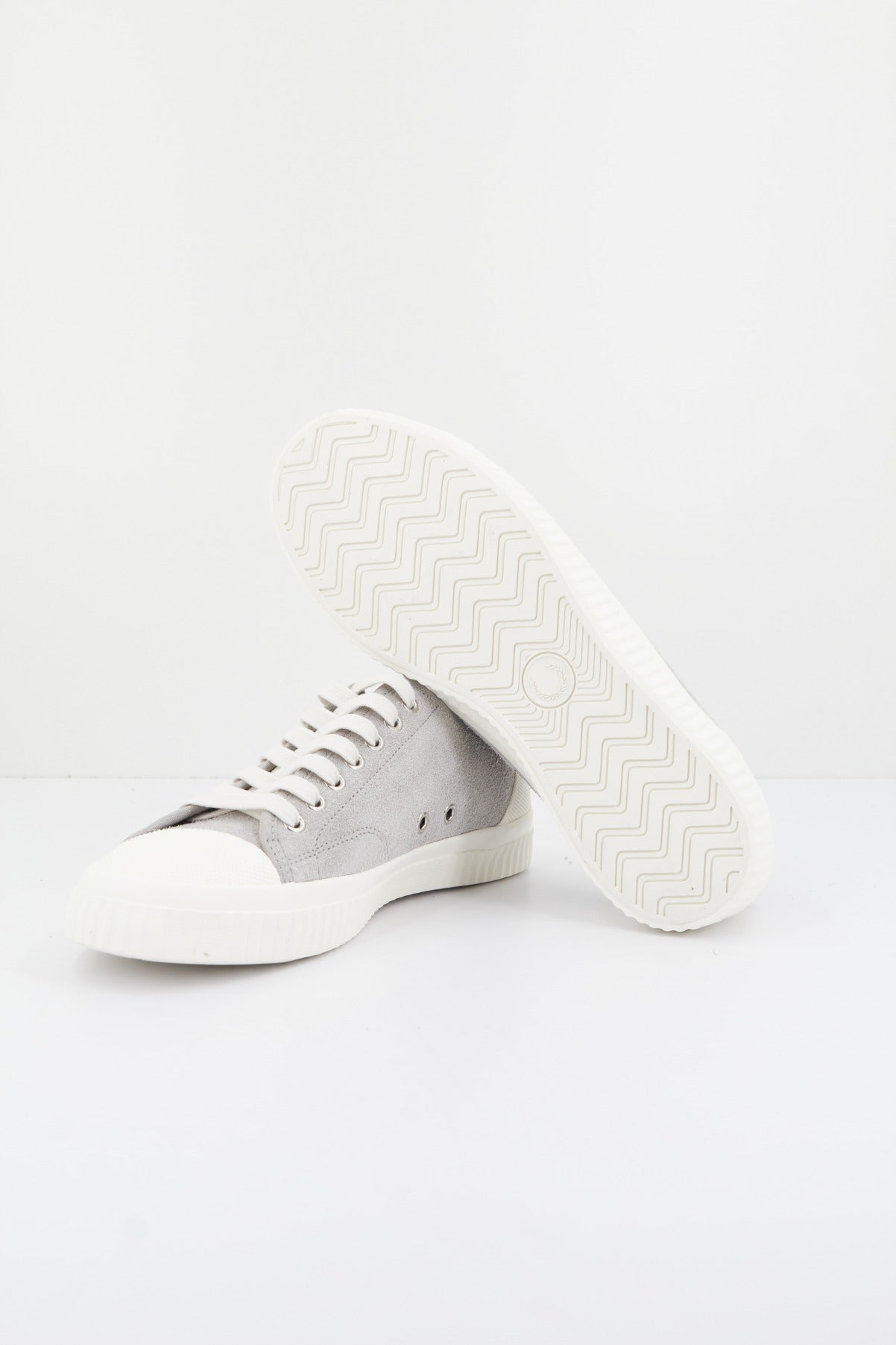FRED PERRY HUGHES LOW TEXTURED SUEDE en color GRIS  (4)