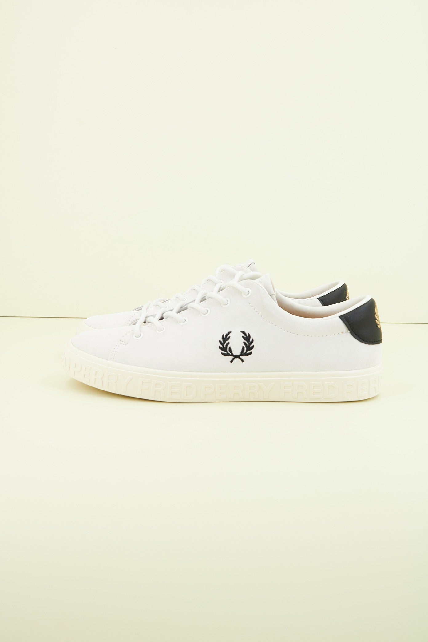 FRED PERRY LOTTIE SUEDE en color BLANCO  (1)