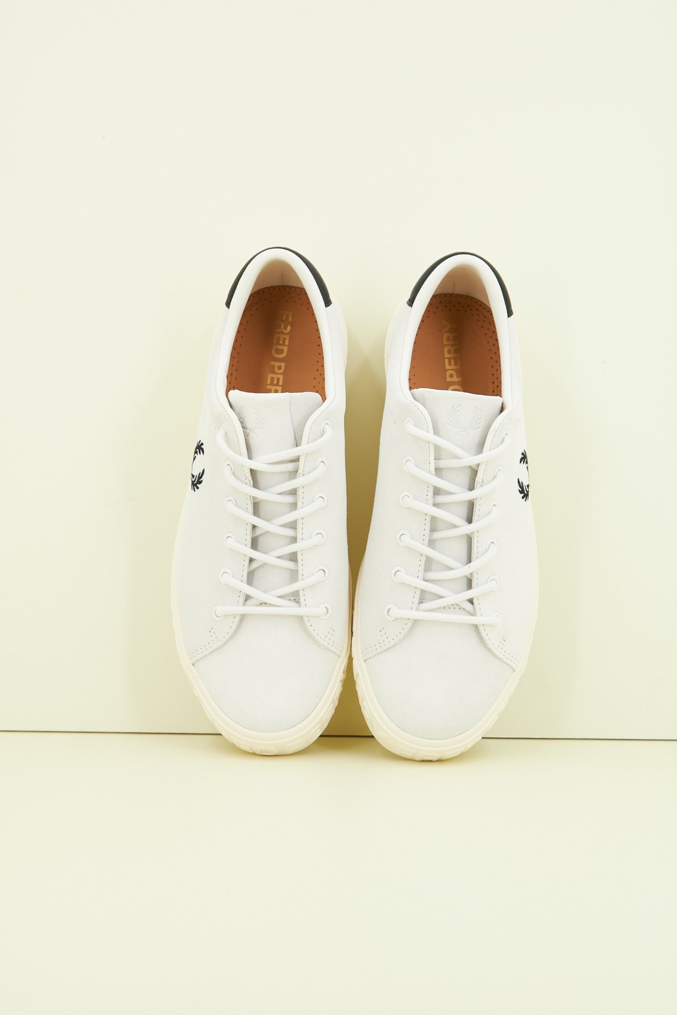 FRED PERRY LOTTIE SUEDE en color BLANCO  (2)