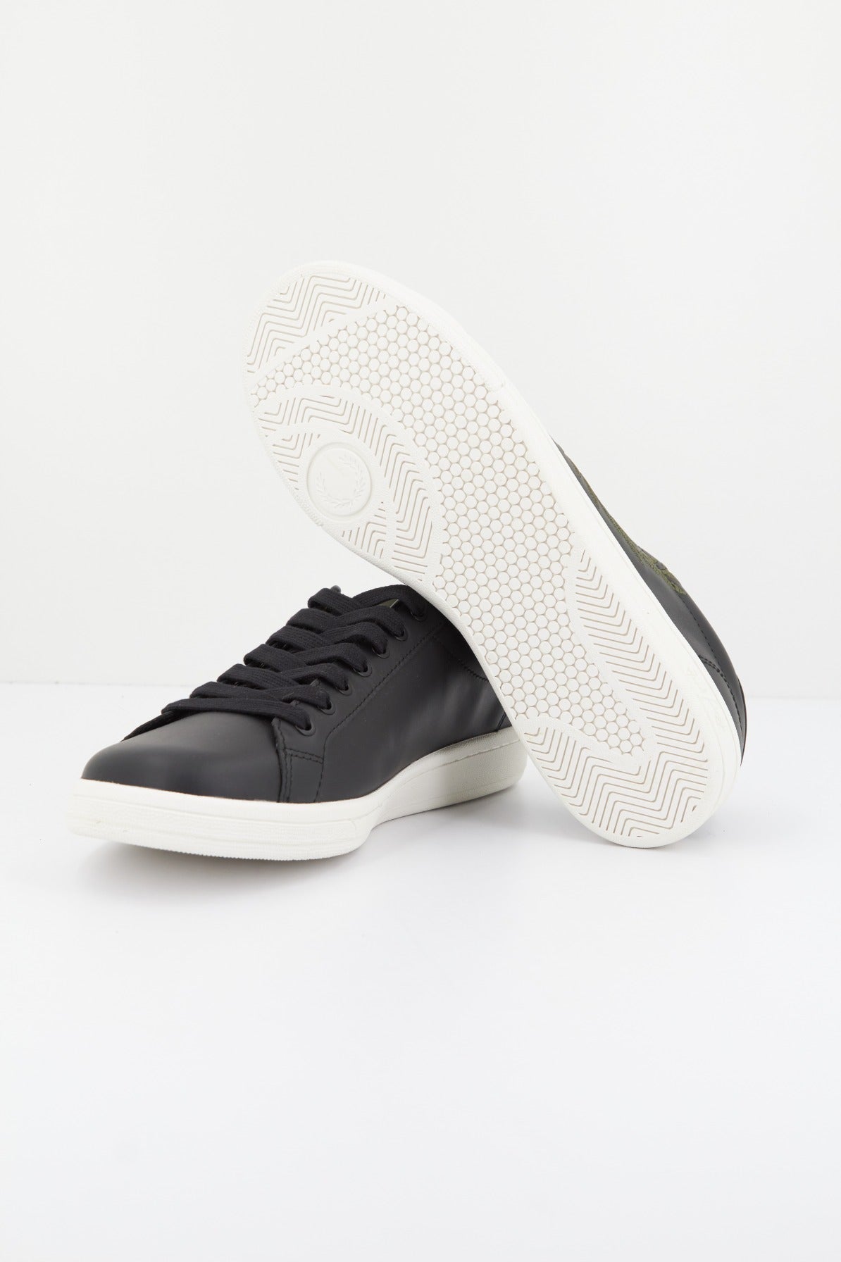 FRED PERRY LEATHER/BRANDED en color NEGRO  (4)