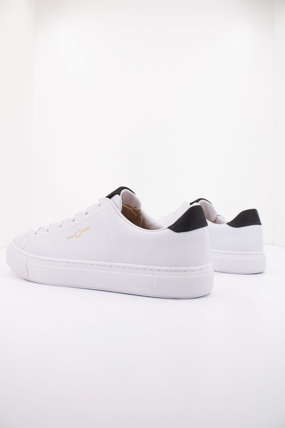 FRED PERRY B TUMBLED LEATHER en color BLANCO  (3)