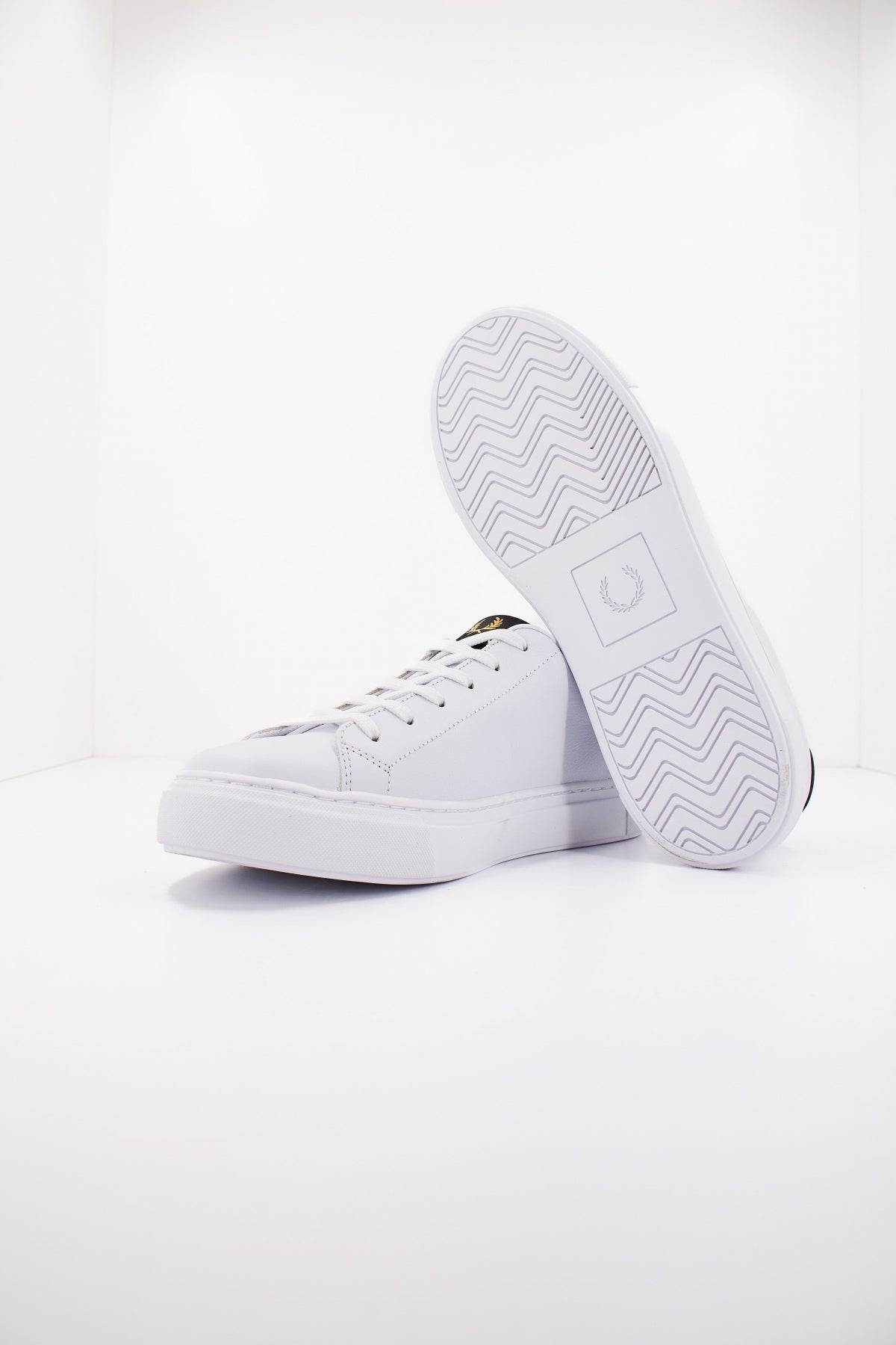 FRED PERRY B TUMBLED LEATHER en color BLANCO  (4)
