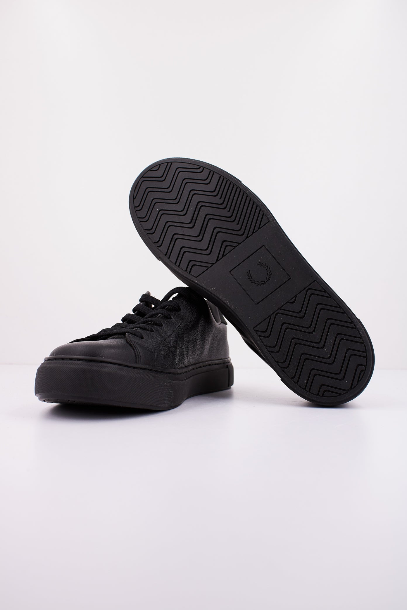 FRED PERRY B TUMBLED LEATHER en color NEGRO  (4)