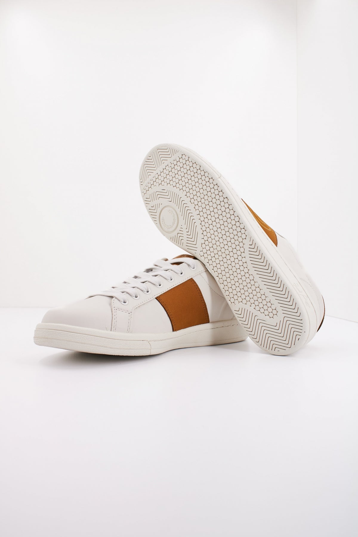 FRED PERRY B LEATHER/BRANDE en color BLANCO  (4)