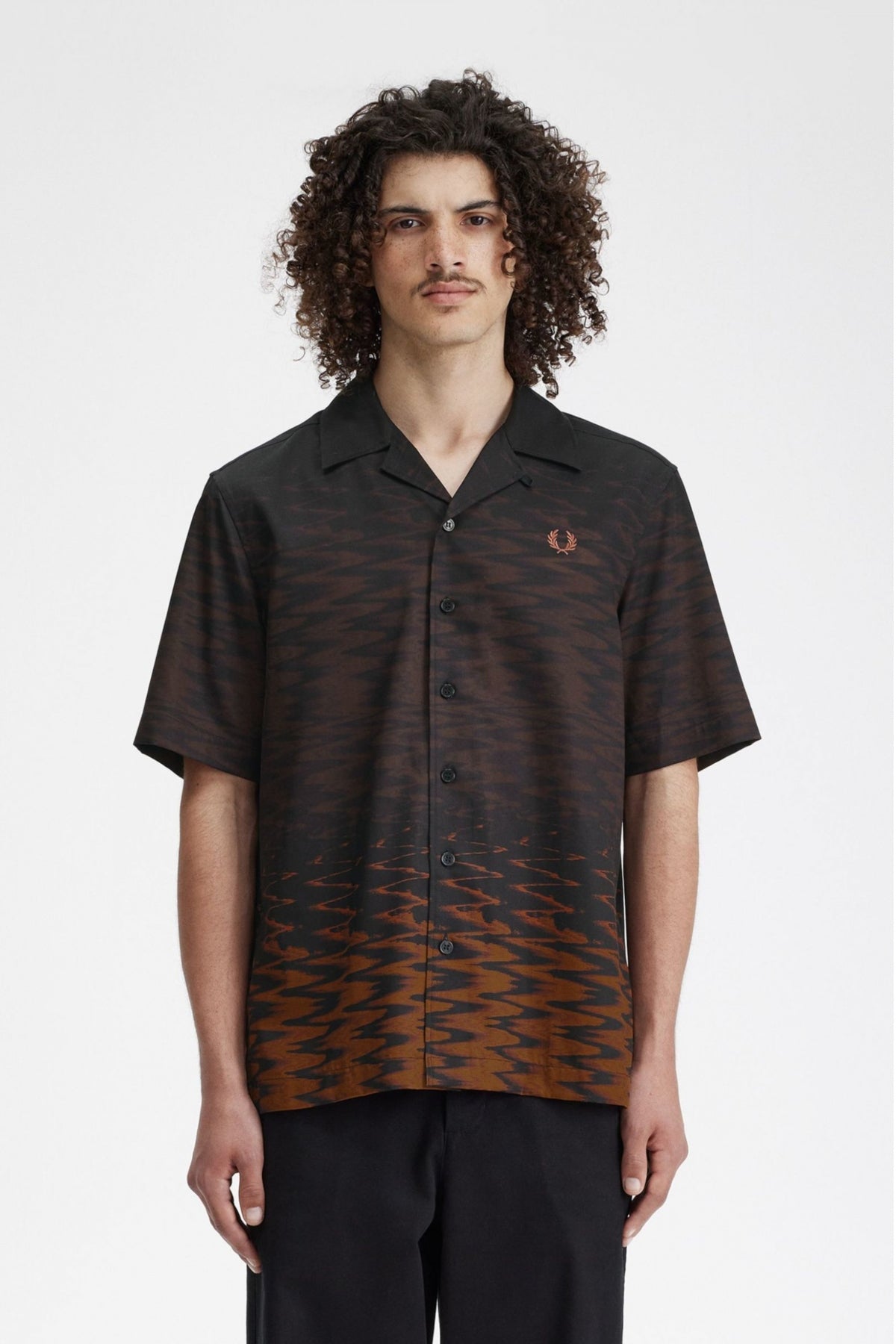 FRED PERRY WAVE GRAPHIC REVERE COLLAR en color NEGRO  (1)