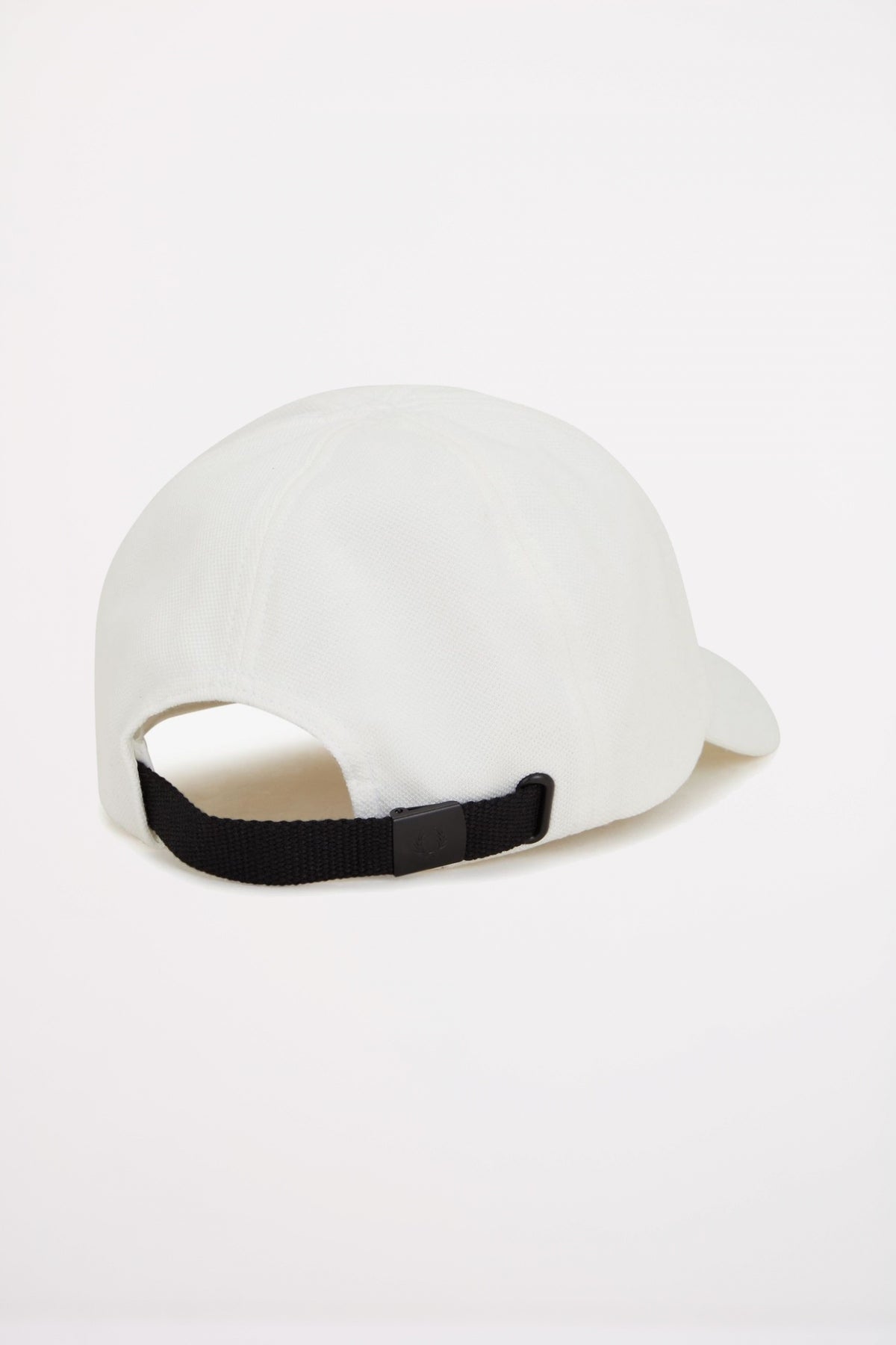 FRED PERRY  PIQUE CLASSIC CAP en color BLANCO  (2)