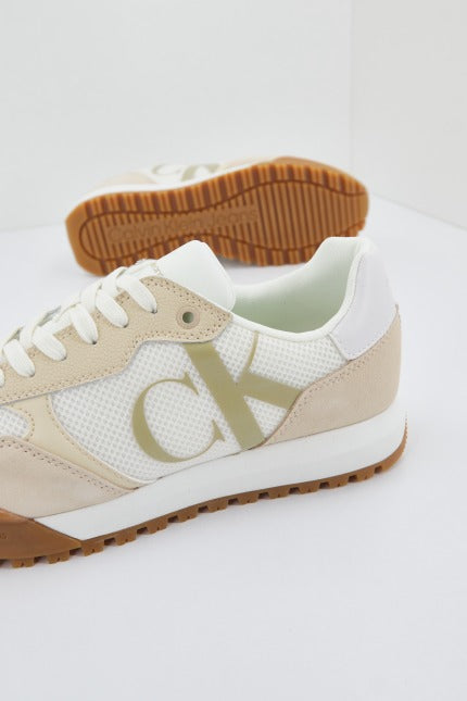 CALVIN KLEIN  TOOTHY RUNNER BOLD MONO en color BEIS  (2)