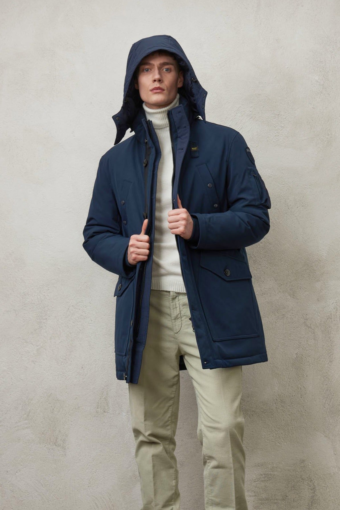 BLAUER IMPERMEABILE / TRENCH en color AZUL  (3)